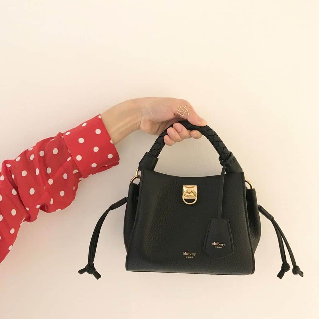 SPURさんのインスタグラム写真 - (SPURInstagram)「アレクサのリローンチも記憶に新しい #マルベリー。こちらは小回りのきくサイズ感が絶妙なミニ アイリス。トレンドに左右されず持てるデザインも魅力です。（編集N）  #mulberry #bag #バッグ #SPUR #fashion #spurmagazine #ハンドバッグ #bag #handbag #mulberrybag」1月17日 9時00分 - spurmagazine