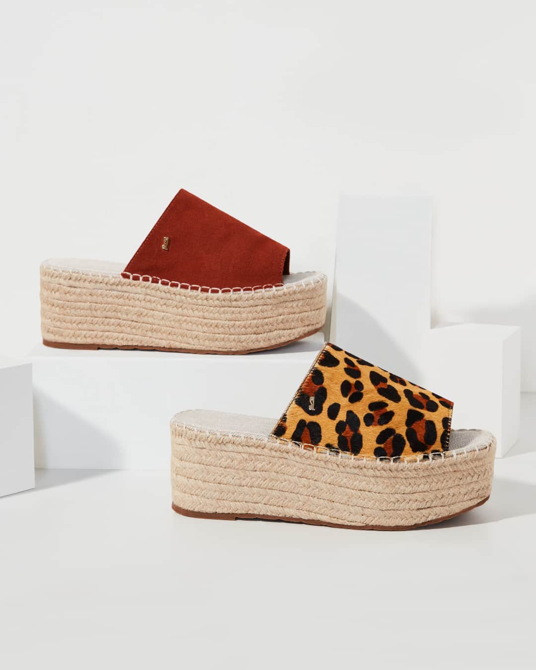 Santa Lollaのインスタグラム：「Conforto e estilo podem sim andar juntos! E os modelos flatform são a prova disso. Com o up do salto em corda, são a aposta ideal para deixar aquele look básico mais interessante. [ DE: R$199,90 POR: R$169,90 ] #liquidaSL #santalollaverao21 #flatform #animalprint ⠀ *Liquidação não cumulativa com outros descontos, válida nas lojas físicas e online para produtos selecionados do Verão 2021. Clique no link da bio e consulte na sua loja de preferência a participação nesta promoção e a disponibilidade de estoque.」