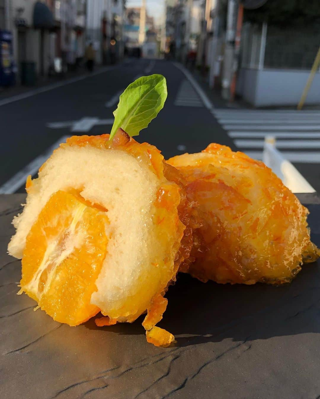 Coffee & Toast Tokyoさんのインスタグラム写真 - (Coffee & Toast TokyoInstagram)「みかんぱん！ 🍊🍊🍊🍊🍊  おいしいパンとおいしいジャムで、 シンプルに味わいたくて、 今日は、"みかん"ぱん。  ジャムを塗った後、 ちょっと寝かせて、パンと一体感を高めたので、爽やかなケーキのような味わいでした😋😋😋  #トースト  #トーストアレンジ #食パンアレンジ  #食パン  #世田谷カフェ  #東京パン屋  #パンスタグラム  #吐司  #paingrillé  #torrada #toast  #toasttuesday  #tostadas  #東京カフェ  #三軒茶屋カフェ #カフェ  #photooftheday  #三軒茶屋  #food #satsuma  #orenge  #marmalade  #marmaladecake  #マーマレード  #ジャムパンマン  #みかん  #ジャム  #ジャムパン」1月17日 9時21分 - coffeetoast2