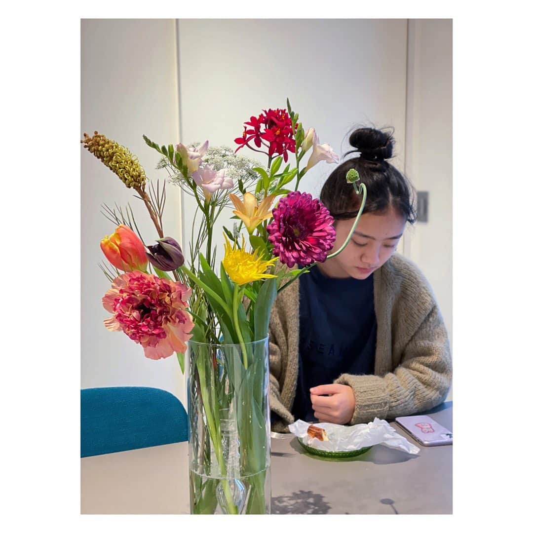土井地恵理子さんのインスタグラム写真 - (土井地恵理子Instagram)「家にいる時間はが増えたから 仕事の帰り道、お花を買いに ちゃあのところへ。 @charbatake   ランダムな感じが可愛い花束😍 いつもありがと！  UNIQLOのニットが優秀で 今年は大活躍でした◡̈  #お花のある暮らし #flower #home #d_home #knit #uniqulo」1月17日 9時52分 - ericodoiji
