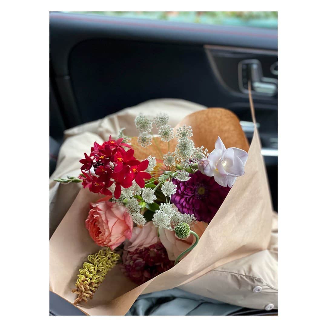 土井地恵理子さんのインスタグラム写真 - (土井地恵理子Instagram)「家にいる時間はが増えたから 仕事の帰り道、お花を買いに ちゃあのところへ。 @charbatake   ランダムな感じが可愛い花束😍 いつもありがと！  UNIQLOのニットが優秀で 今年は大活躍でした◡̈  #お花のある暮らし #flower #home #d_home #knit #uniqulo」1月17日 9時52分 - ericodoiji