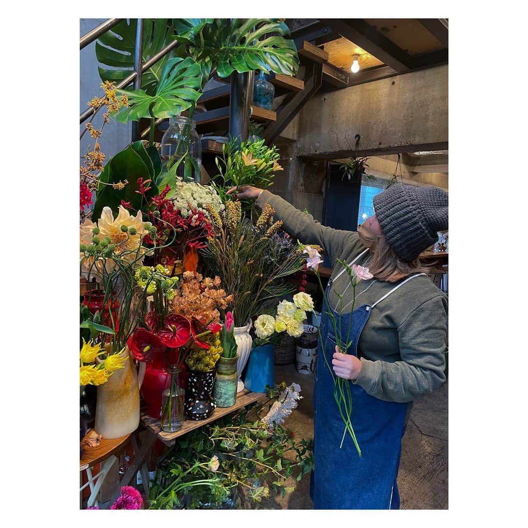 土井地恵理子さんのインスタグラム写真 - (土井地恵理子Instagram)「家にいる時間はが増えたから 仕事の帰り道、お花を買いに ちゃあのところへ。 @charbatake   ランダムな感じが可愛い花束😍 いつもありがと！  UNIQLOのニットが優秀で 今年は大活躍でした◡̈  #お花のある暮らし #flower #home #d_home #knit #uniqulo」1月17日 9時52分 - ericodoiji