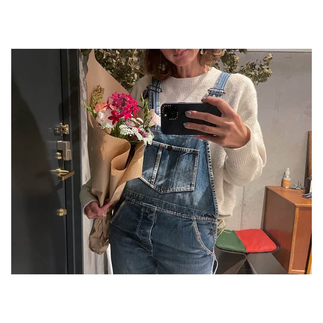 土井地恵理子さんのインスタグラム写真 - (土井地恵理子Instagram)「家にいる時間はが増えたから 仕事の帰り道、お花を買いに ちゃあのところへ。 @charbatake   ランダムな感じが可愛い花束😍 いつもありがと！  UNIQLOのニットが優秀で 今年は大活躍でした◡̈  #お花のある暮らし #flower #home #d_home #knit #uniqulo」1月17日 9時52分 - ericodoiji