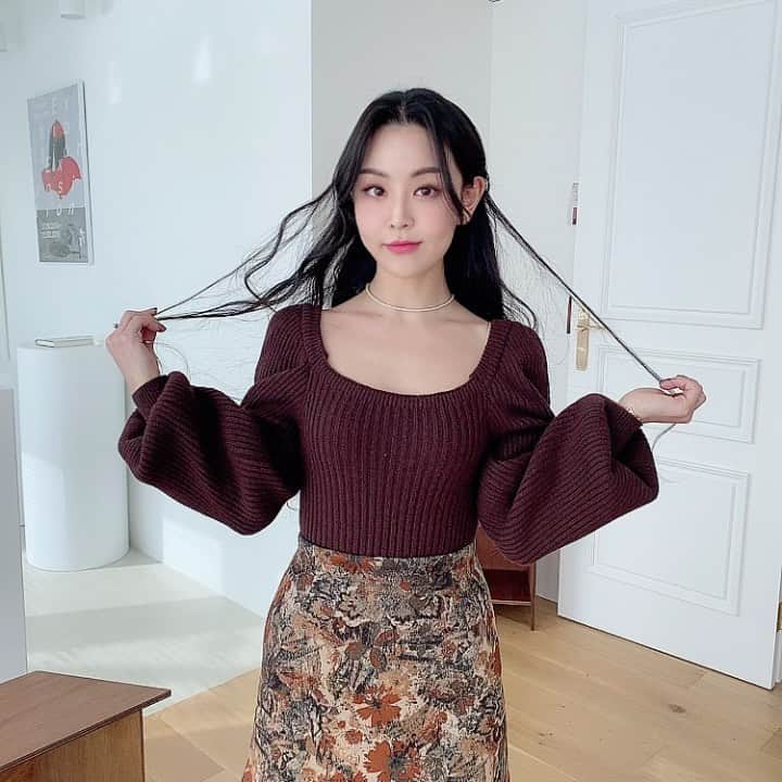 Chuuのインスタグラム：「🎀츄X셀럽쇼퍼🎀  러블리 @pinkjjelly 핑글님과 함께한 21년도 첫 촬영✨ 이번에도 핑글님의 러블리 갬성 코디가 듬뿍 담겨있어요🧡 이렇게 다 이쁘면 오또카죠? 츄멤님들 텅장 장전 해두세요💖  #chuu#츄#셀럽쇼퍼#데이트룩#데일리룩#코디추천」