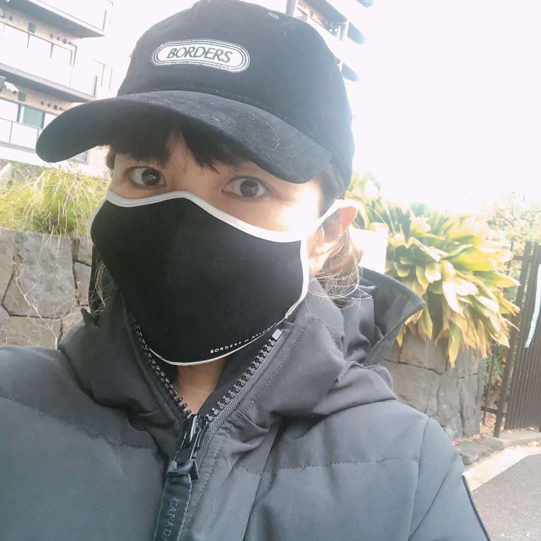 ボーダーズ アット バルコニーのインスタグラム：「みなさん、外出を楽しめない週末、いかがお過ごしですか？  私は、ボーダーズのオンライン店長としての質問回答をしながら、2週間の入院から帰ってきたモクちゃん、子供たちと、久しぶりにゆっくり過ごしています😄😄  質問回答は手が痛くなって大変ですが、寂しがり屋なので、寂しくならず👍。みなさんのボーダーズやファッションに対する熱が伝わってきて嬉しいです。ファッションに対する熱は、イコール自分をよくみせたい‼️という思い。自分に対する期待がある、って、すごく大切だと思うんですよね。だから、こんな中だからこそもあって、すごく嬉しいです！  モクちゃんは、すいえんになってしまって入院していたのですが、もう大丈夫。とても心配しました。原因は、子供の軟膏（ステロイドじゃなくよかった💦）を食べてしまったことからでした。もっともっと気をつけないとですね！  写真は、間も無く発売になるその名もオールブラックス♥️♥️♥️。  キャップも、１枚目はナイロン素材、次はみんなも大好き、ベッチン素材です‼️お楽しみに♥️♥️」