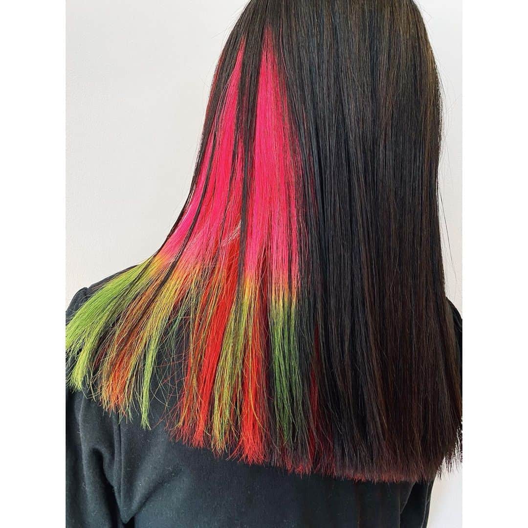 veticaのインスタグラム：「▼ vetica guest hair▼ オンリーワンなインナーカラー⛄️  hair 福江　@akkooodasu   #vetica #tokyo #harajuku #ladies #beauty #hair #cut #color」