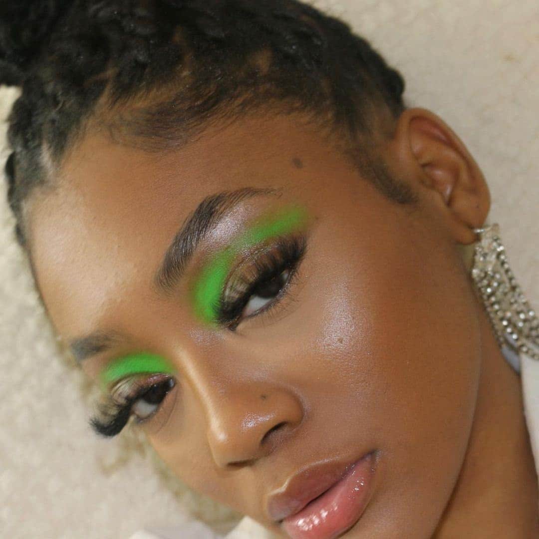 NYX Cosmeticsさんのインスタグラム写真 - (NYX CosmeticsInstagram)「We're having major envy over @dajjrambo glowy, green moment ✨ She wears our Born To Glow Radiant Foundation as a base for this editorial glam 💚💫 • #nyxcosmetics #nyxprofessionalmakeup #crueltyfreebeauty #veganformula」1月17日 9時58分 - nyxcosmetics