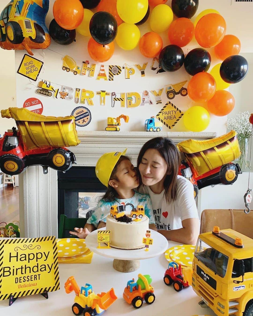 高木りなさんのインスタグラム写真 - (高木りなInstagram)「Happy Birthday 🧡💛🖤 少し遅れて家族だけでお祝いした4歳のお誕生日。 今回のテーマは #はたらくくるま 🚜🚧✨ ケーキは毎回お願いしている @ako_bishoku さんの豆腐ケーキに、ショベルカーやダンプカーを飾ってみました✨ 土はオレオを潰したもの😆 5歳のお誕生日はお友達招待できるといいね。 おめでとう❤️  조금 늦게 가족끼리 축하한 첫째의 4번째 생일. 이번 테마는 건설현장의 중장비! 🚜🚧 ✨ 케이크는 두부 케이크에 포크레인과 덤프 트럭으로 장식했어요 흙은 오레오를 으깬 것😆 5번째 생일은 친구들 초대 할 수으면 좋겠네 축하해!😘 . . . #happybirthday #4thbirthday #toddlerlife #birthdaycake #constructioncake #働く車 #誕生日ケーキ #4歳 #男の子ママ #お誕生日おめでとう #생일파티 #생일케이크 #생일 #생일축하해 #5살」1月17日 9時58分 - rinasvoyage