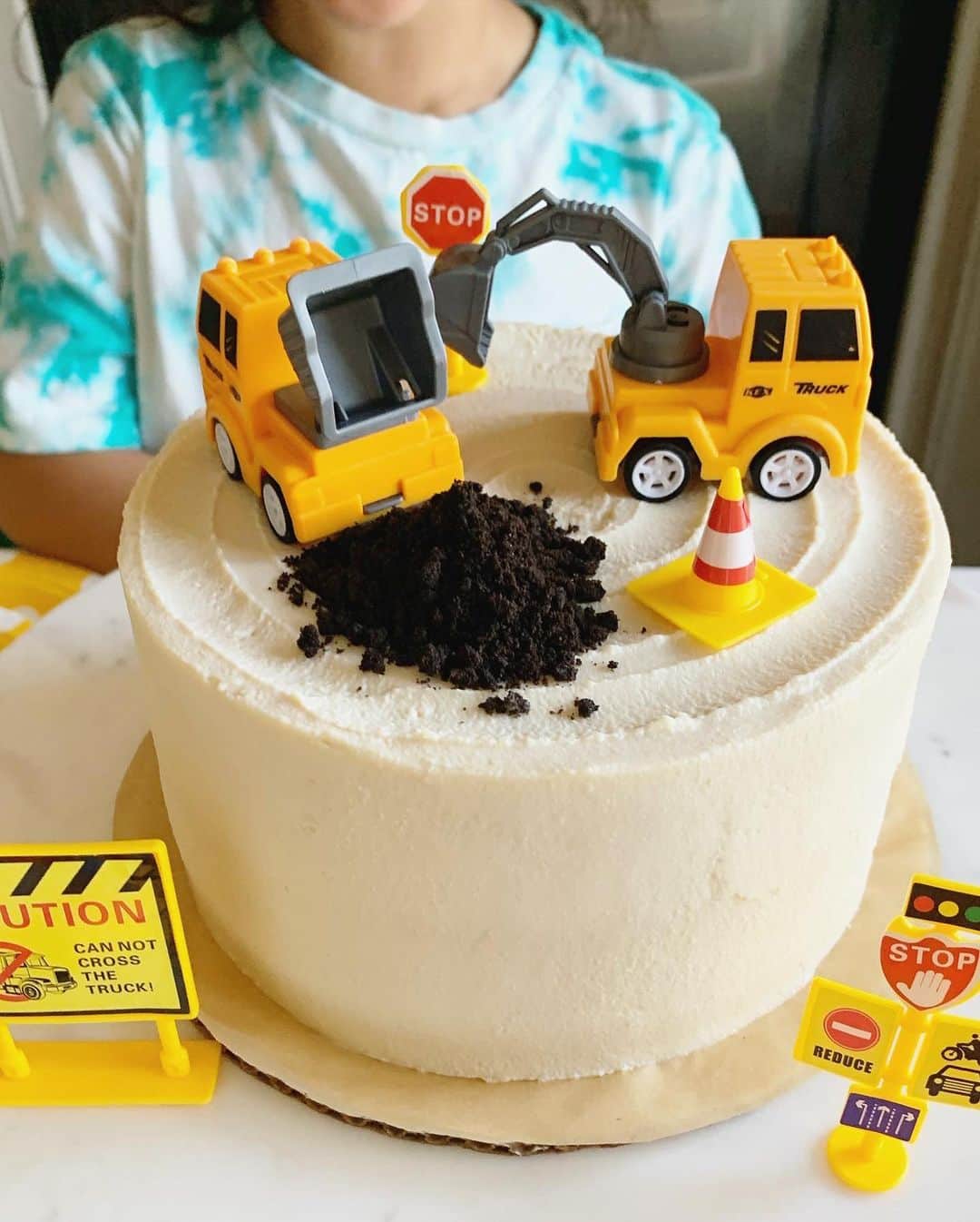 高木りなさんのインスタグラム写真 - (高木りなInstagram)「Happy Birthday 🧡💛🖤 少し遅れて家族だけでお祝いした4歳のお誕生日。 今回のテーマは #はたらくくるま 🚜🚧✨ ケーキは毎回お願いしている @ako_bishoku さんの豆腐ケーキに、ショベルカーやダンプカーを飾ってみました✨ 土はオレオを潰したもの😆 5歳のお誕生日はお友達招待できるといいね。 おめでとう❤️  조금 늦게 가족끼리 축하한 첫째의 4번째 생일. 이번 테마는 건설현장의 중장비! 🚜🚧 ✨ 케이크는 두부 케이크에 포크레인과 덤프 트럭으로 장식했어요 흙은 오레오를 으깬 것😆 5번째 생일은 친구들 초대 할 수으면 좋겠네 축하해!😘 . . . #happybirthday #4thbirthday #toddlerlife #birthdaycake #constructioncake #働く車 #誕生日ケーキ #4歳 #男の子ママ #お誕生日おめでとう #생일파티 #생일케이크 #생일 #생일축하해 #5살」1月17日 9時58分 - rinasvoyage