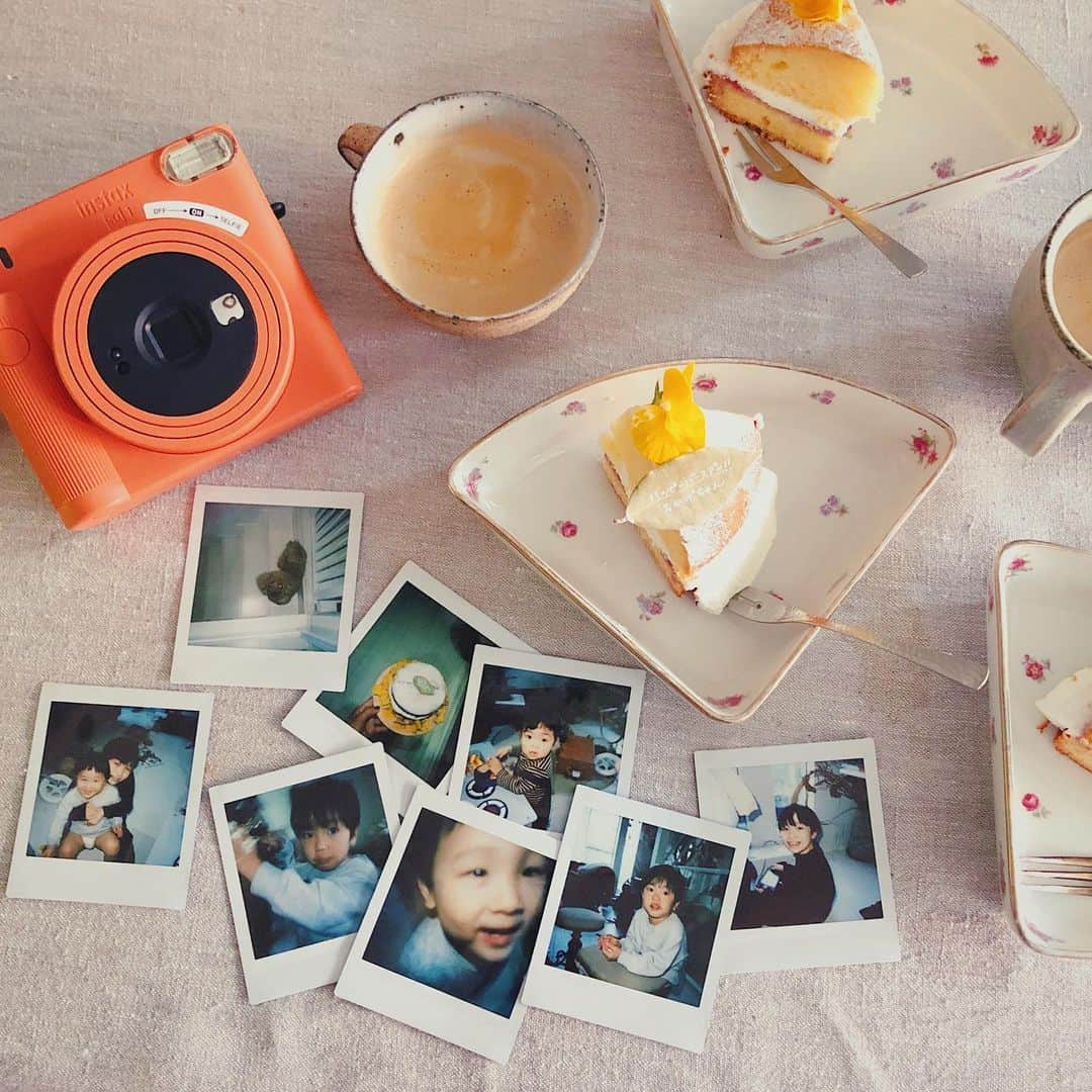 石野千尋のインスタグラム：「My new favorite @cheki_instax 📸 Lovely square format □□□ . 今年はストーリーズだけでなくフィードを充実させようと思ったのに…いつの間にか、一月も後半🤣去年アップしたかった写真もいくつかあるので少し思い出振り返り。 . 最近の新しい相棒は @cheki_instax #instaxsq1 カラーは一目惚れしたテラコッタオレンジ🧡スクエアのチェキ。撮ったら友達にそのままあげられるのも嬉しい❣️ . #cheki #instax #instaxsq1 #square #sq1 #fujifilm #photolife #photographer #photo #camera #orange #phototips #cake #チェキのある生活 #チェキ #カメラ #カメラのある生活 #📸❤️」