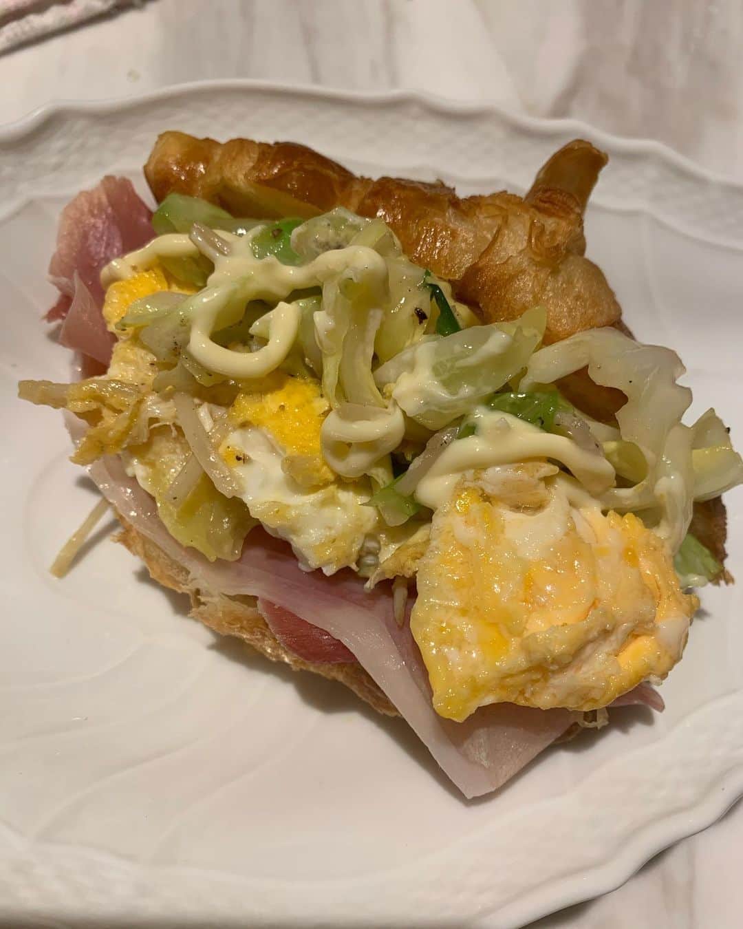 西川史子さんのインスタグラム写真 - (西川史子Instagram)「私はつぶ貝とアワビとキャベツが異常に好きで、 クロワッサンに挟んだ卵焼きとキャベツ炒めがご褒美です。 2日に一回はキャベツ買ってます。まあ、健康です😆」1月17日 10時10分 - dr.ayako_nishikawa