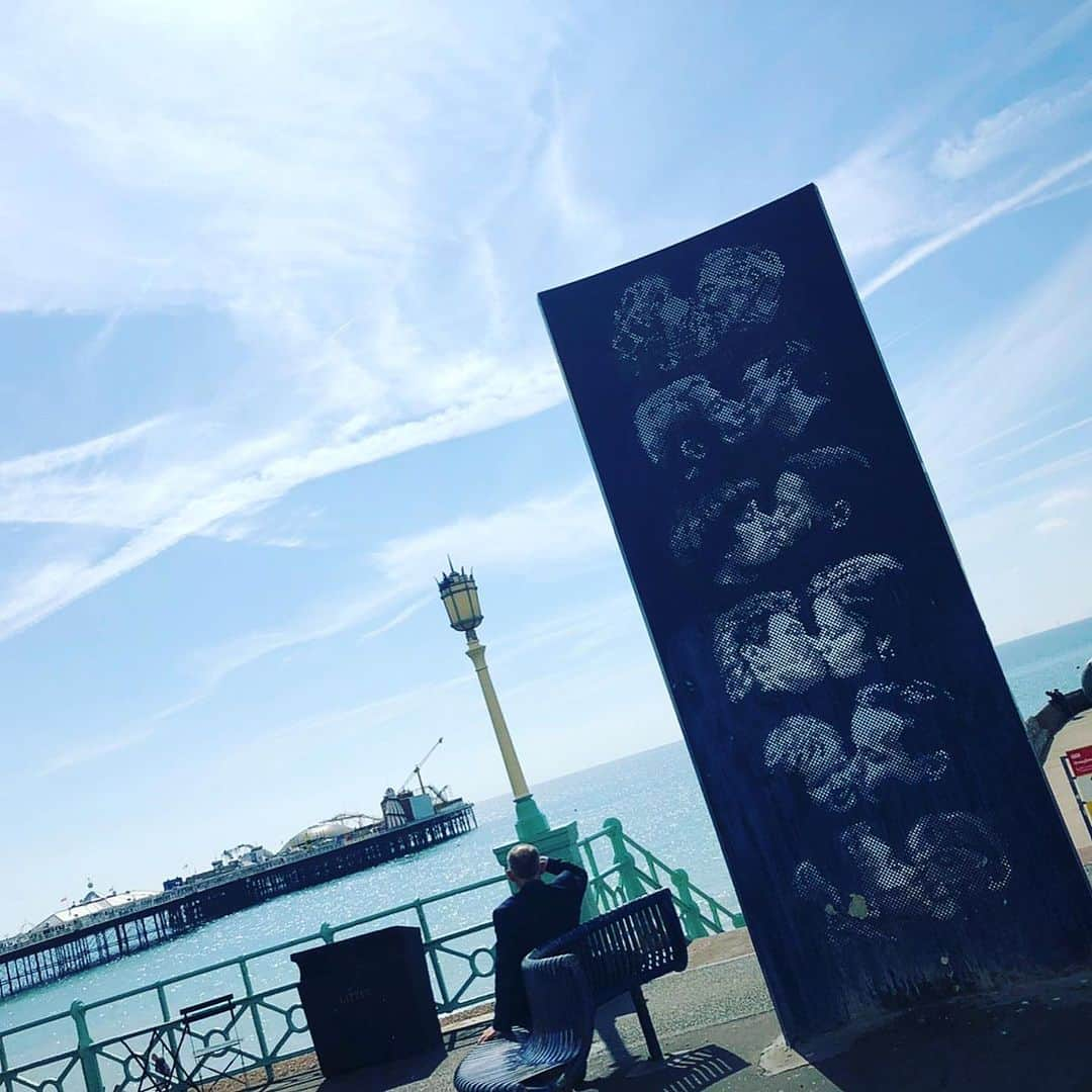 橘田いずみのインスタグラム：「Brightonは毎日がホリディ気分でした🥰 広い空、広い海、広い..道！！！ 放課後はクラスメートとビーチでのんびり☺️  天気が悪い悪いと言われているイギリスですが、 春から夏にかけては去年も一昨年も晴天が多かった☀️  去年は天気が良すぎて芝生が黄色くなっちゃって問題になったぐらい🤣  そして、Brightonビーチはストーンビーチなので寝っ転がっても服が汚れない😂 靴に砂が入らない！！！  みんな砂浜に憧れるらしいけど、私的には汚れないし、寝っ転がってると岩盤浴気分でめっちゃ癒されてた😘  ちなみにこの看板はLGBTフレンドリーの証🏳️‍🌈😉  #ロンドン留学 #Brighton #ブライトン #ロンドン生活」