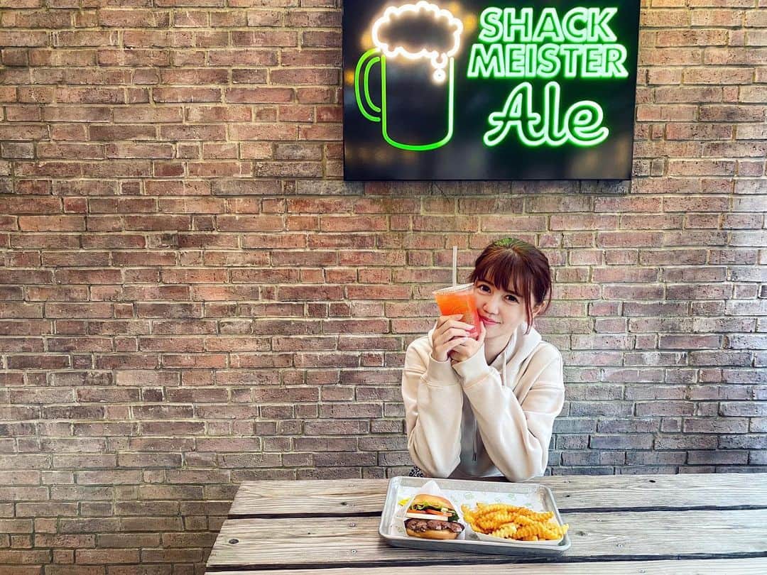 河西里音のインスタグラム：「Shake Shack♡♡ たまに食べると美味しい ジャンクフード(੭*ˊ꒳​ˋ)੭♡🍟✨ ＊ ＊ ＊ ＊ ＊ #shakeshack  #hamburger🍔  #たまには w」