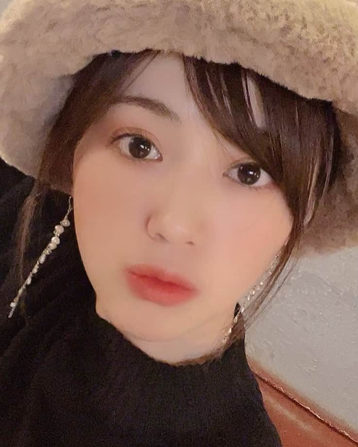 のインスタグラム：「おはゆり🌞 Tops...LAYMEE pierce...BAYFLLOW 900yen Hat...WE GO 600yen  恒例の高い安いMIX！笑 いい買い物してるなぁ💓←自己満  #LAYMEE #WEGO #BAYFLOW #ootd #coordinate #fashion #hat #pierce #チープリ#ハット #ピアス　#黒ニット　#コーディネート」