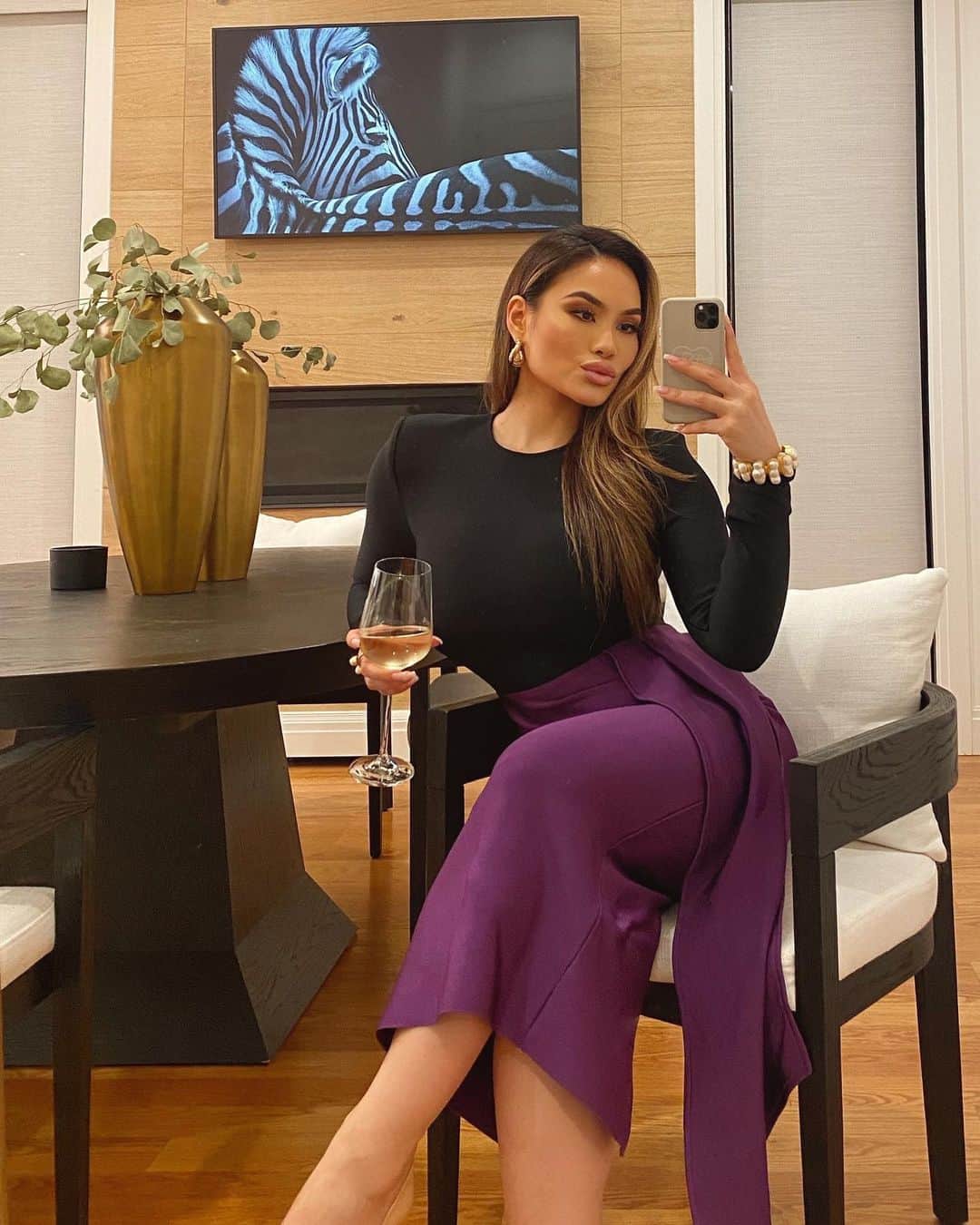 ダフネ・ジョイのインスタグラム：「Dinner parties are my new thing 🥂 ✨ Wearing @catwalk_connection」