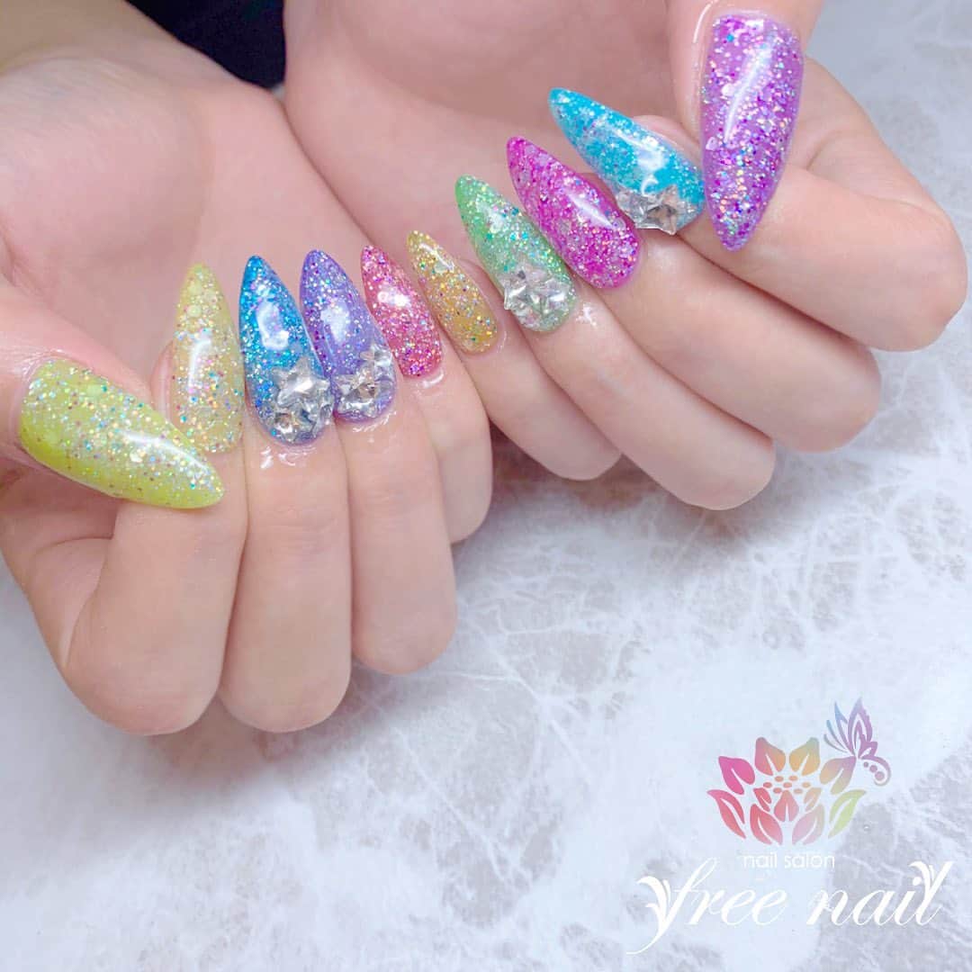 free nail フリーネイルのインスタグラム：「. お客様ネイル💅🏻⛄️❄️ . キラッキラカラフルネイル🌈✨ . 見ているだけでHappyに✨✨✨ . ▶︎▶︎▶︎スワイプして動画も見てね☝︎🎬✨ . ご来店ありがとうございました🙇🏻‍♀️🙇🏻‍♀️🙇🏻‍♀️💗 . #ネイルアート #ジェルネイル #ネイルサロン #大阪ネイルサロン #ネイルデザイン #ネイルチェンジ #ラメネイル #キラキラネイル #星ネイル #ネイルパーツ #カラフルネイル #colorfulnails #デザインネイル #トレンドネイル #派手ネイル #ロングネイル #パーティーネイル #冬ネイル #winternails #nailsart #nailsdid #美甲 #日式美甲 #日式美甲胶 #日本美甲师 #日本美甲老师 #美甲上课 #日本胶 #フリーネイル #freenail」