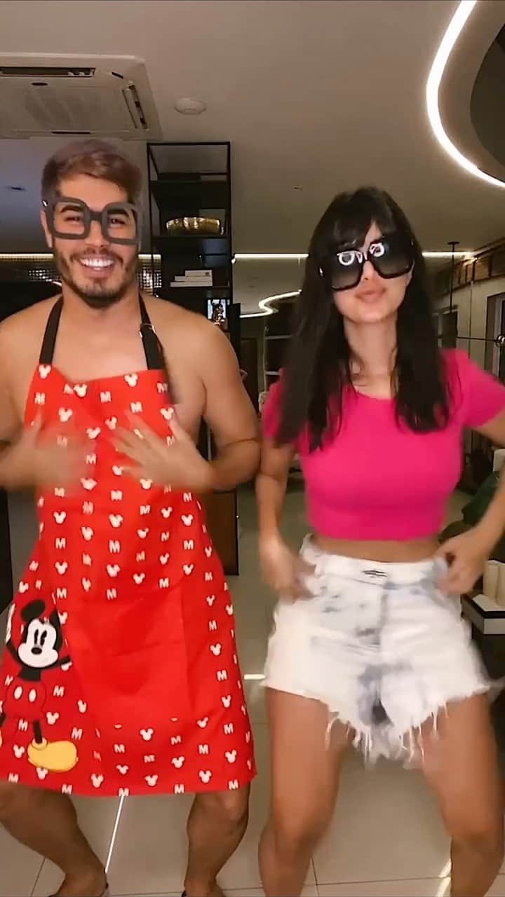 Gabriela Salesのインスタグラム：「Casal dançativo kkkkkk Uó tá melhorando nos passinhos. Querem mais dancinhas??? #RicasFamilyDançativa」