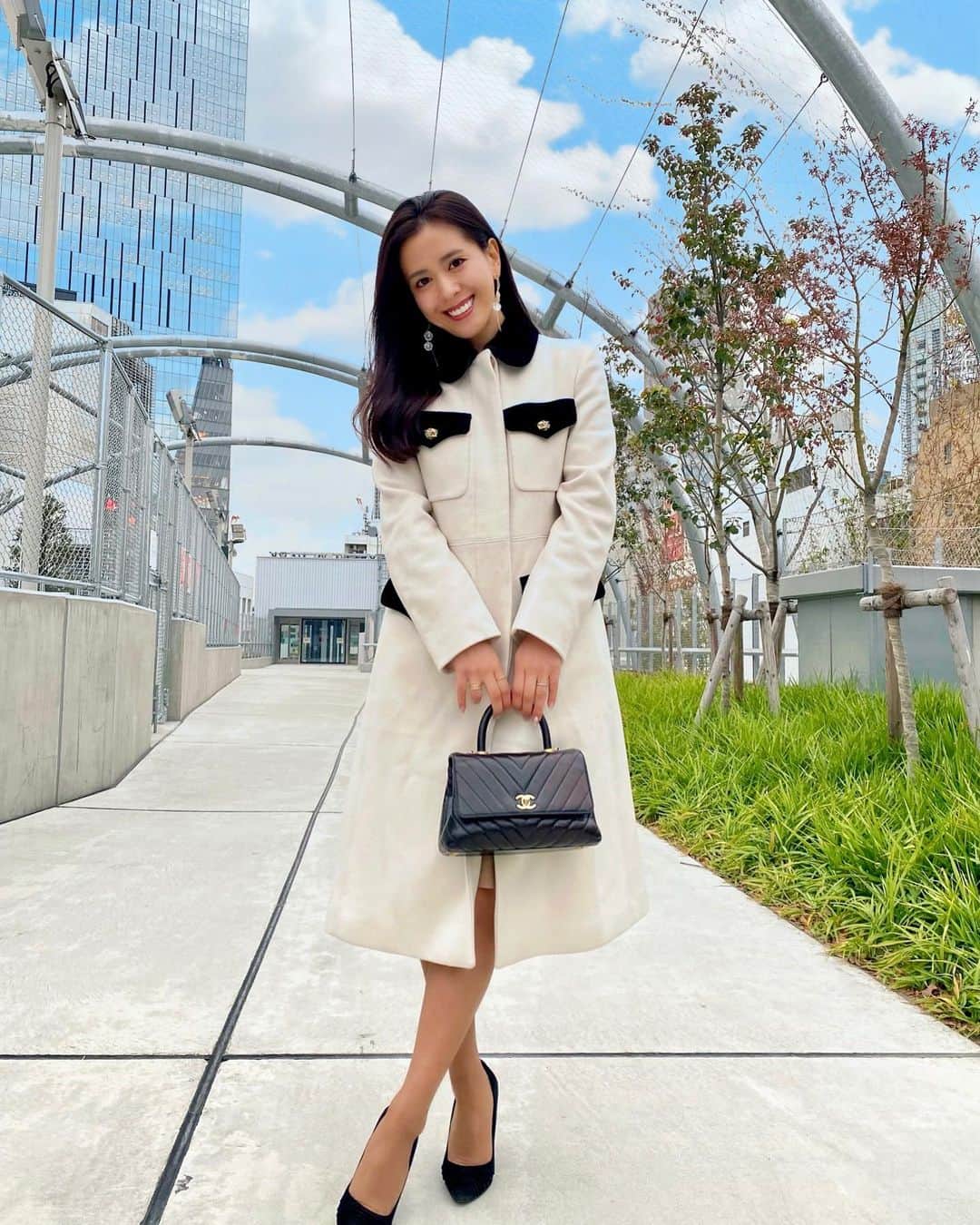 黒田麻理耶さんのインスタグラム写真 - (黒田麻理耶Instagram)「. 久しぶりに購入した白のアウター🤍 . デザイン・ラインに一目惚れした @gucci のコート🤍🖤 このモノトーンな感じが好き🐼 ポケットには強面なトラが付いています🐯 . #instafashion  #cordinate  #fashion #156cm  #まりやコーデ  #コーディネート . outer #GUCCI bag #CHANEL shoes #salvatoreferragamo」1月17日 10時21分 - mariya_kuroda