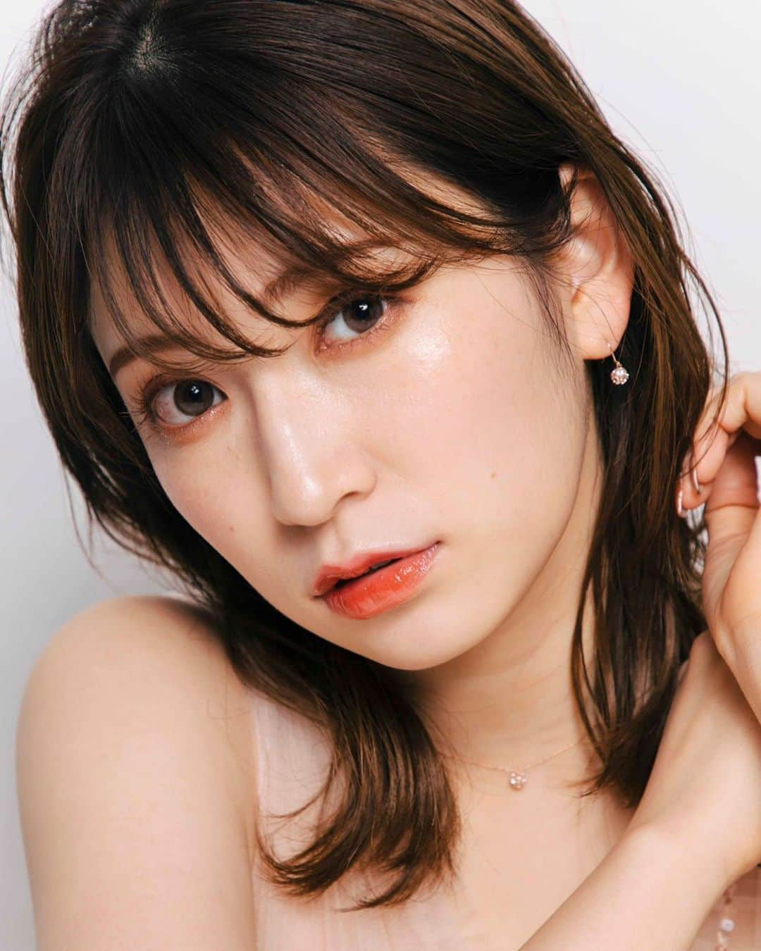 吉田朱里さんのインスタグラム写真 - (吉田朱里Instagram)「おはようございます☀ 卒業後の活動について先日YouTubeの 生配信でお伝えさせて頂きましたが Instagramの方にもまとめさせて頂きますね！ . まず今後はNMB48の頃からお世話になってる株式会社Show titleの方に引き続き所属させて頂き、芸能活動を続けさせて頂きます。 そして事務所の中に新しく 吉田朱里部署を立ち上げさせていただき、今までお世話になってきたスタッフさん、新しく加わって下さったスタッフさん、そして先日募集させて頂いた方の中から選ばせて頂き、新しいチームで色んなことに挑戦していきます。 応募総数はなんと4088人という 私の想像を遥かに超える応募数で すごくびっくりしました！ これから書類に全部一つ残らず目を通させていただきますので少し時間はかかると思いますがお待ちくださいませ🙆‍♀️ . そして1番大きな発表としましては 昨日から吉田朱里のファンクラブ #アカリンルームシェア がオープンしました！ これについては語りまくりたいので 次の投稿をお待ちください😂✨ . そして新しくカラコンのプロデュースが 決まりました！小学校6年生くらいから 目が悪くてメガネが好きじゃないのと、瞳の大きさがコンプレックスで ずーっとカラコンユーザーなんです😂笑 だからこそこだわりも多いので それを形にし、年内の発売を目標に進めています！楽しみにしててくださると嬉しいです👀💄 . そして @bidol_official での 新しい商品の発売があります！ こちらは本日21時〜YouTubeの生配信で 初お披露目となります！ お楽しみに🥰❤️ . そしてもう一つ 3/7に開催される関西コレクションの 出演が決定しました🤍✨ 卒業してもこうして出演させていただけてとても嬉しいです！メンバーにも 会えるのすごく楽しみ！ コロナ対策とか詳しいことにつきましては是非公式ホームページをご覧ください！ . という感じで… NMB48を卒業して1ヶ月 新しい自分の見せ方について 自分自身、そして周りを整理し スタートラインに立つことが出来ました！ NMB48でファンの皆さんと 一緒にたくさんの夢を見て叶えてきたことが私にとっての１番の自信です❤️ これからもそんな皆さんと たくさん夢を描き、叶え続けていきたいです✨ 自分の未来にすごくわくわくできるのも 皆さんのおかげです🌈✨ これからも私と夢を描き一緒に叶えてくださると嬉しいです✨ 新しい吉田朱里をよろしくお願いします！！」1月17日 10時22分 - _yoshida_akari