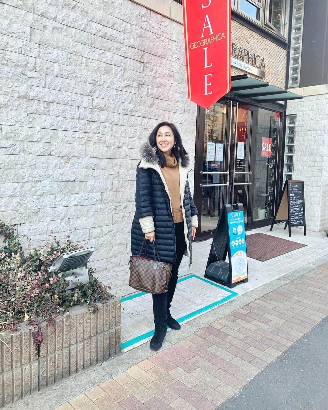 のインスタグラム：「私のストレス解消法は、映画、ウィンドーショッピング、そして家具屋さんを覗くこと  なぜか昔からアンティーク家具が好きです。数十年〜数百年と大切にされてきた物が持っている、何とも言えないエネルギーがあるのかも♪  買うことはできなくても、どんな人が使っていたのかしら？とか、広いリビングがあったら、こんなを置いたら素敵かも…とか思いながら見て歩くのが好きです  時々行くのは、目黒のジオクラフィカさん。2階にはカフェもあるので、週末ランチにはおすすめです  I love antique furniture. One of my stress relief routine is going to antique furniture stores and wonder around😊  @definebeautyjapan  @definebeauty @ディファインビューティ  #アンティーク家具 #ストレス発散  #ストレス解消法  #ユニクロ #ユニクロコーデ #アラフィフコーデ #アラフィフ女子 #大人可愛い #今日のコーデ #大人スタイル #楽しい #楽しい時間 #上品コーデ #キレイめコーデ #instapicture  #beauty  #beautiful  #fashionblog #fashionblogger #dailylook #tokyolife #uniqlo」