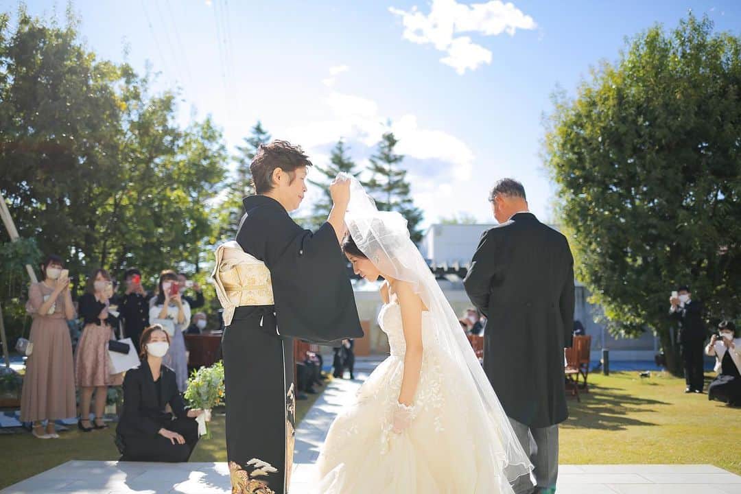 結婚式場ブランレヴュー宇都宮アクアテラスのインスタグラム：「.﻿ お母様からのベールダウン＊﻿ ﻿ 純白のベールをおろす瞬間は﻿ 結婚を迎える幸せの瞬間。﻿ ﻿ ベールダウンの意味は﻿ "愛する娘を災いから守ってくれますように"﻿ ﻿ 「幸せになってね」﻿ 大切に、愛情深く育ててくれたお母様からの﻿ 最後の身支度です。﻿ ﻿ ----------------------------------------﻿ ﻿ ＼衛生管理強化中！当日予約OK／﻿ 1/24までのブライダルフェア⭐︎﻿ ﻿ 1月中のご来館が1番お得！﻿ 【新春限定の豪華特典盛り沢山❤︎】﻿ ﻿ 衛生対策徹底中！﻿ 安心してご見学いただけます！﻿ 挙式日の変更も可で安心の結婚式を！﻿ ﻿ ご来館でギフト券最大10000円プレゼント⭐︎﻿ ﻿ 詳細は下記▽▽﻿ https://www.dearswedding.jp/blancrevue/fair/﻿ ﻿ リニューアルしたNewチャペルのご見学もお楽しみに♩﻿ ﻿ プロフィールからご覧いただけます！ @blancrevue_wedding」