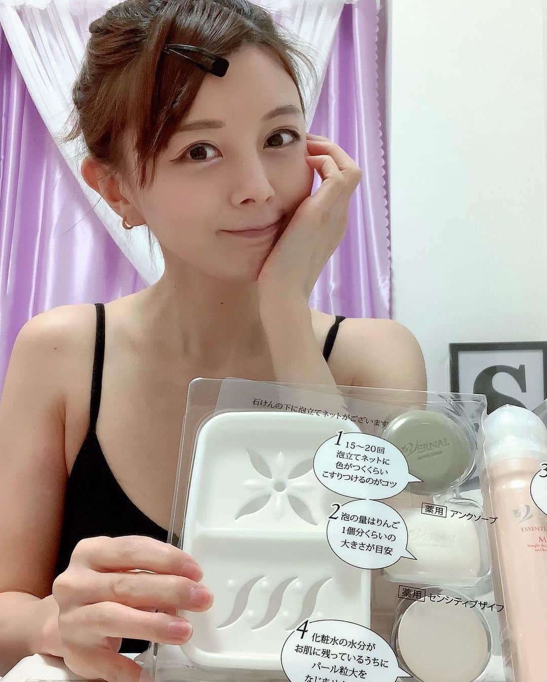 satomiさんのインスタグラム写真 - (satomiInstagram)「乾燥肌の方必見！ (@vernal_official ) ヴァーナル素肌つるつるセット🥚 ・ 見てこのもこもこ泡☁️ 洗顔からしっかり潤い保ってくれてツッパリ感も無し‼️洗顔からクリームまでこだわり抜いてます♪ ・ ・ スキンケアも大事だけど洗顔も大事だよ👆 ヴァーナルは高級石鹸🧼ってイメージだったけどこのセットは化粧水もついてお得🌟💕﻿ 本当に卵肌ぐらいツルテカ💠﻿ すっぴんでもお肌は綺麗💠💠 ・ 私は乾燥肌なんだけどすごく相性がいいので すごくおすすめ！  ・ #ヴァーナル #素肌つるつるセット #泡洗顔 #洗顔石鹸 #美肌 #スキンケア #乾燥肌 #乾燥対策 #美肌 #卵肌 #お風呂上がり　が1番好き #シャワータイム #バスタイム #お団子ヘア」1月17日 10時26分 - saatoomii47