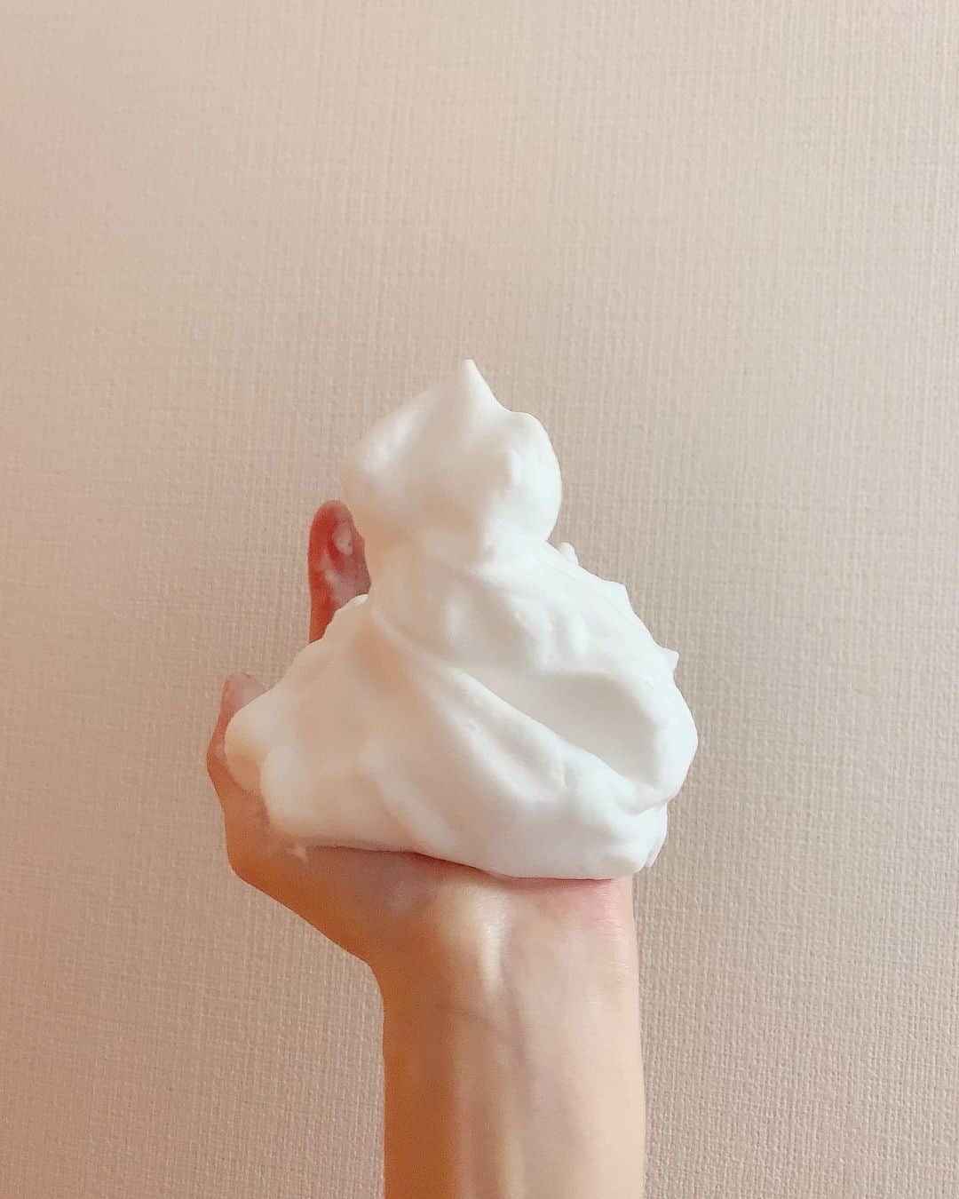 satomiさんのインスタグラム写真 - (satomiInstagram)「乾燥肌の方必見！ (@vernal_official ) ヴァーナル素肌つるつるセット🥚 ・ 見てこのもこもこ泡☁️ 洗顔からしっかり潤い保ってくれてツッパリ感も無し‼️洗顔からクリームまでこだわり抜いてます♪ ・ ・ スキンケアも大事だけど洗顔も大事だよ👆 ヴァーナルは高級石鹸🧼ってイメージだったけどこのセットは化粧水もついてお得🌟💕﻿ 本当に卵肌ぐらいツルテカ💠﻿ すっぴんでもお肌は綺麗💠💠 ・ 私は乾燥肌なんだけどすごく相性がいいので すごくおすすめ！  ・ #ヴァーナル #素肌つるつるセット #泡洗顔 #洗顔石鹸 #美肌 #スキンケア #乾燥肌 #乾燥対策 #美肌 #卵肌 #お風呂上がり　が1番好き #シャワータイム #バスタイム #お団子ヘア」1月17日 10時26分 - saatoomii47