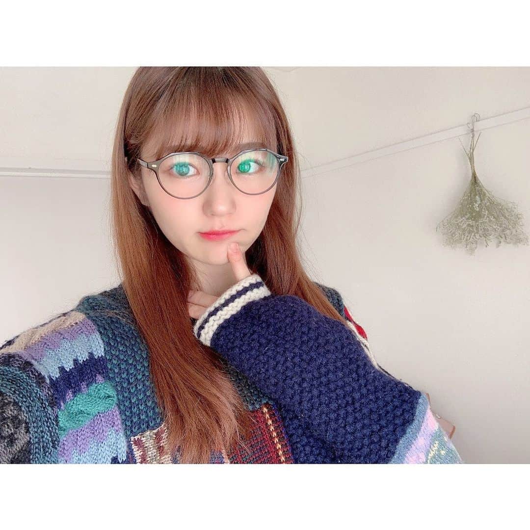 長谷川かすみのインスタグラム：「おはよう☀ 今日も女王ステのお稽古行ってきます🙆‍♀️  お気に入りのパッチワークワンピースとメガネ👓 私、もはやメガネが本体みたいなところある😂  今年は作品撮り多めに出来たらいいなぁ〜と心の隅で思っております🐥 やってもいいよって方、いらっしゃらないかな…(´ｰ｀)  #メガネ女子 #作品撮り #メガネガール」