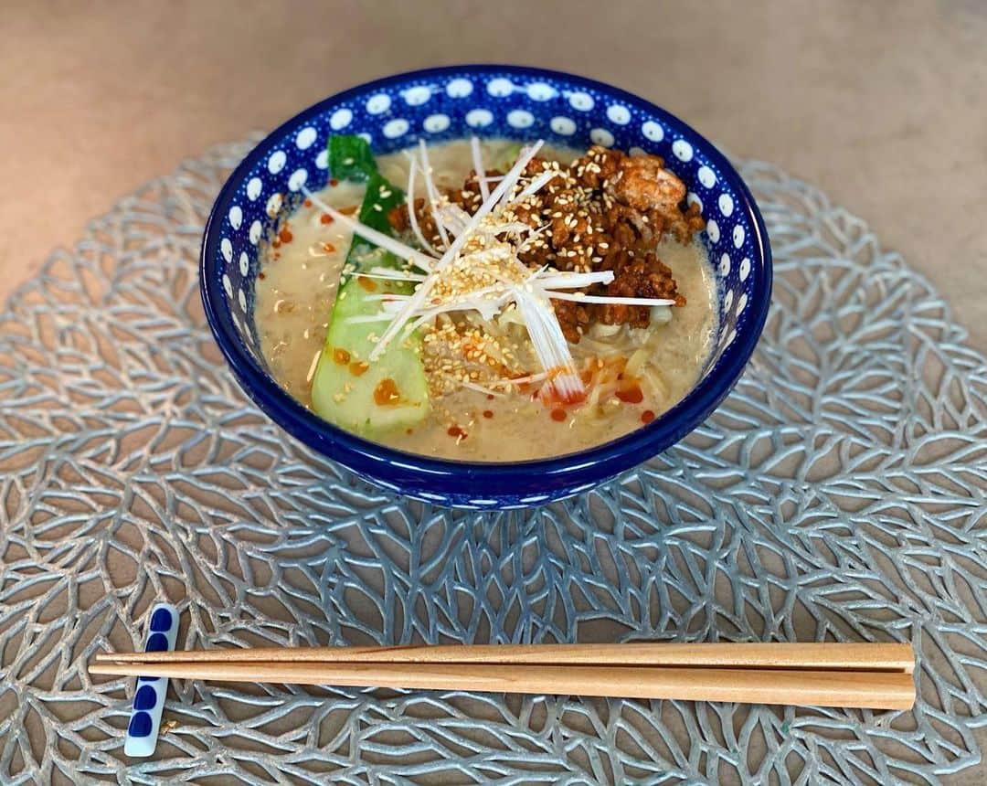 阿部優貴子のインスタグラム：「豆乳坦々麺。 期末で家でずっとPC使ってると鬱々としてくるので、 明日はなに作ろっかなーー食べよっかなーを考えながら、だらだらキッチンに立つのが唯一の息抜き。😌🌷  甜麺醤がなかったので赤味噌で代用したけど、 やっぱり肉味噌は甜麺醤がいいネ。  #坦々麺 #白髪ネギがうまくできない #ほんとは細くくるっとしたい #あべゆきごはん  #おうちランチ #おうちごはん #おうちごはんlover」