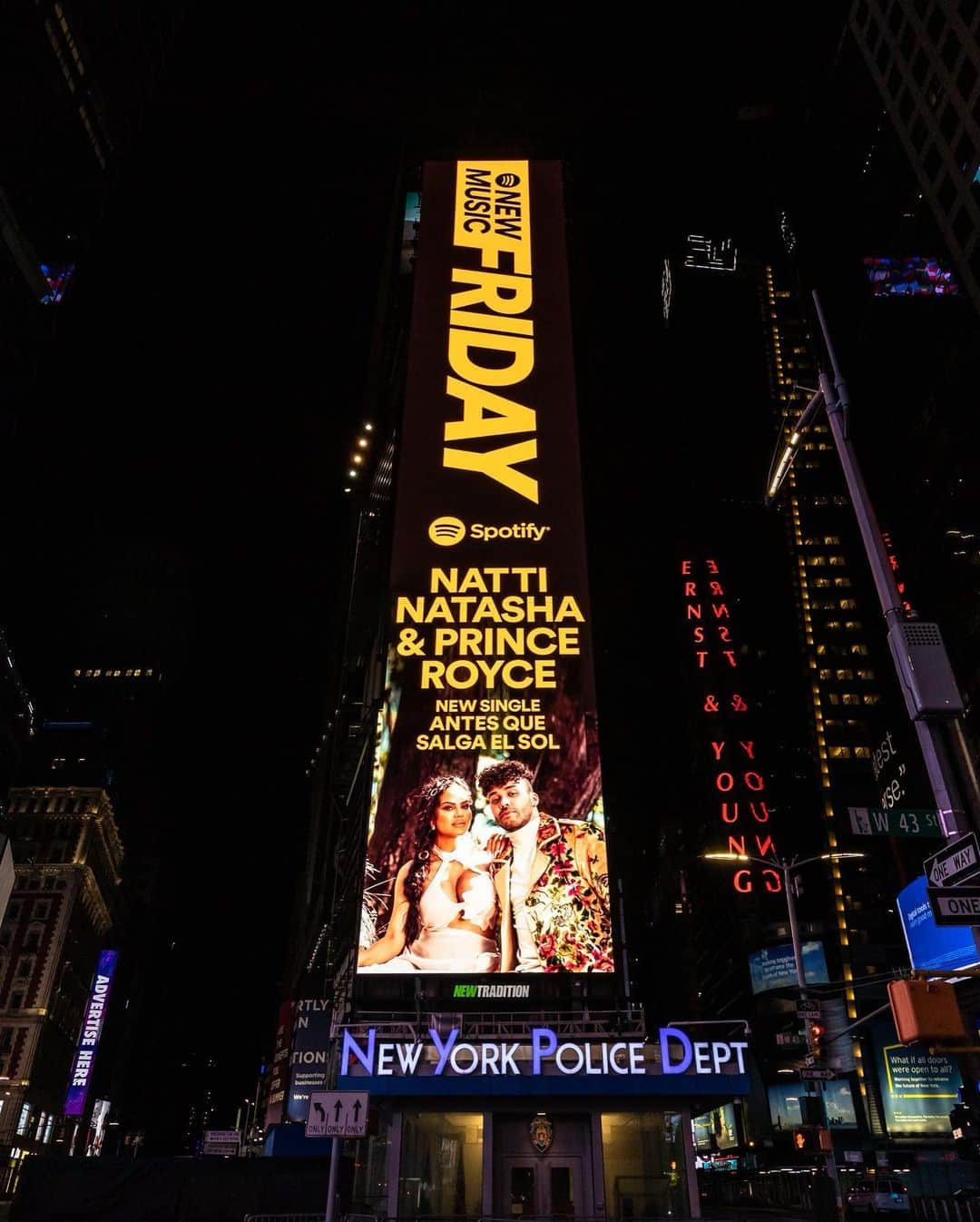 プリンス・ロイスさんのインスタグラム写真 - (プリンス・ロイスInstagram)「#AntesQueSalgaElSol en Times Square NYC! 🤯🗽💚 GRACIAS @spotify @nattinatasha #AQSES」1月17日 10時34分 - princeroyce
