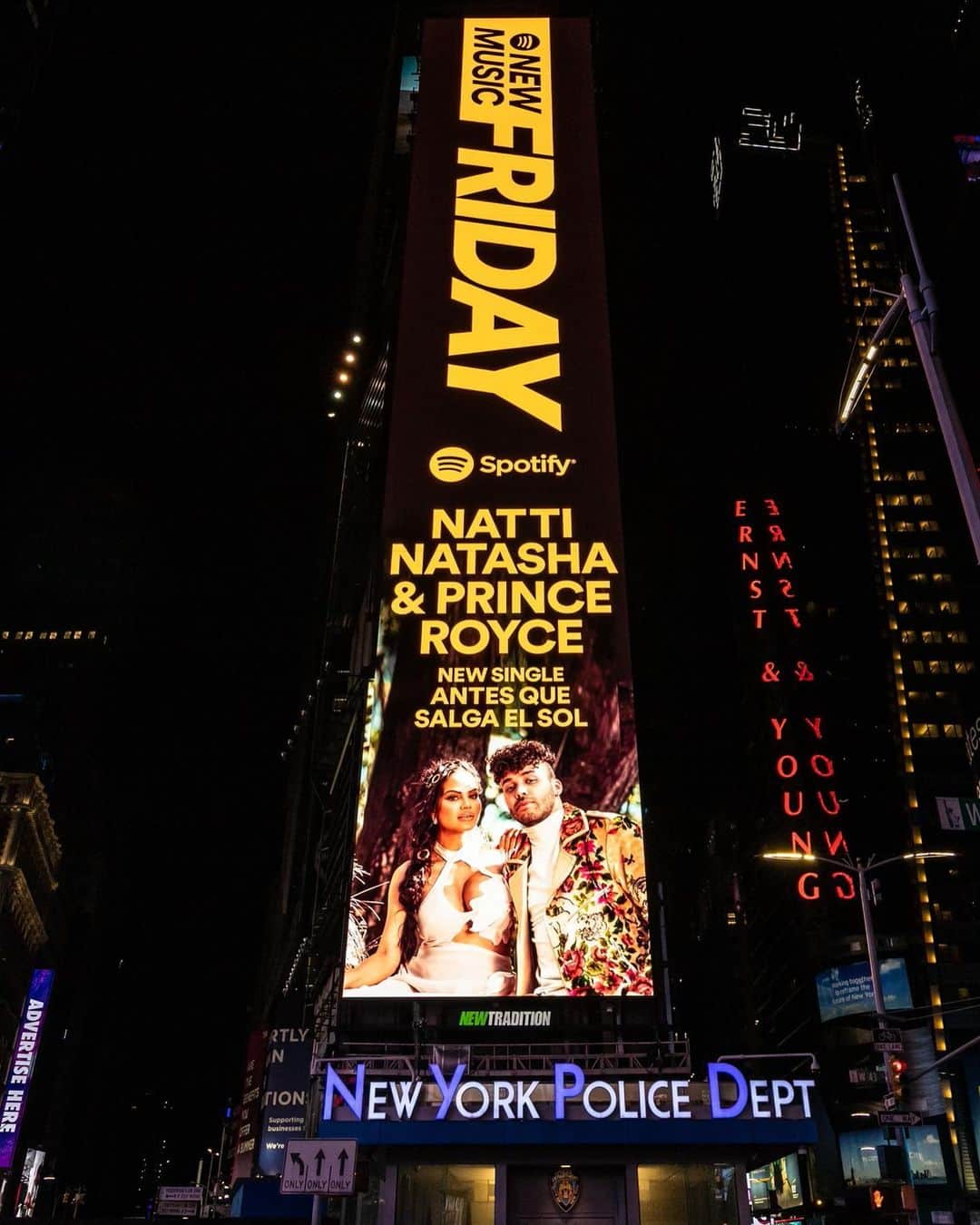 プリンス・ロイスさんのインスタグラム写真 - (プリンス・ロイスInstagram)「#AntesQueSalgaElSol en Times Square NYC! 🤯🗽💚 GRACIAS @spotify @nattinatasha #AQSES」1月17日 10時34分 - princeroyce
