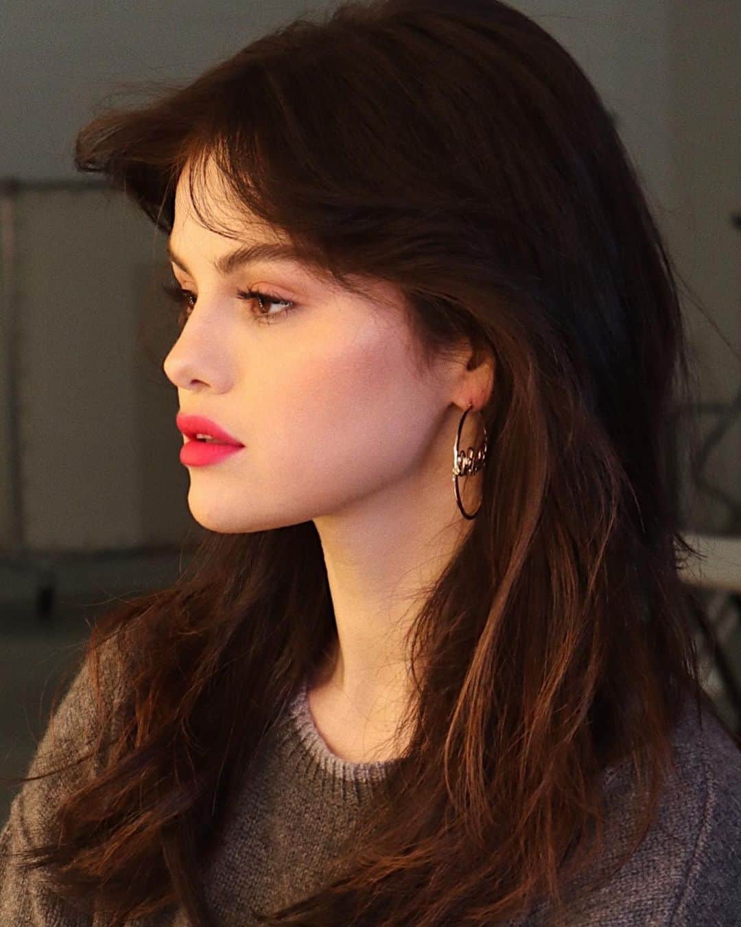 Hung Vanngoさんのインスタグラム写真 - (Hung VanngoInstagram)「#SelenaGomez (@selenagomez)💕⭐️💫✨⚡️🌟. 👗 @kateyoung 💇 @renatocampora 💄 📷 @hungvanngo Here is a @rarebeauty products breakdown for the look: Liquid Touch Weightless Foundation - 190w Liquid touch brightening Concealer - 170w Brow harmony pencil and gel - cool brown Stay Vulnerable Liquid Eyeshadow - Nearly Neutral Perfect Strokes Matte Liquid Eyeliner  Positive light liquid Luminizer - Outshine  Blush is Soft Pinch Matte Blush - Love  Lip Soufflé matte lip cream - Ascend Always An Optimist 4-in-1 mist」1月17日 10時34分 - hungvanngo