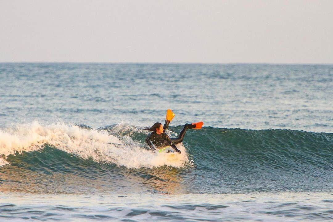 白波瀬海来さんのインスタグラム写真 - (白波瀬海来Instagram)「.  昨日は夕陽も綺麗で人も少なく波も凄くよく最高の日だった🧡相原家とも会えたし🐶  宮崎ぶりに @misspakuo さんに撮ってもらえて嬉しい〜✨ありがとうございます😌  #bodyboard #roxyjapan #roxyjapan #toolsforsurf #vertra #fparadeseaside #sabbiasurf #doughnutnecklace #fatocafe #cerfeuil #surf」1月17日 10時34分 - kyra.97