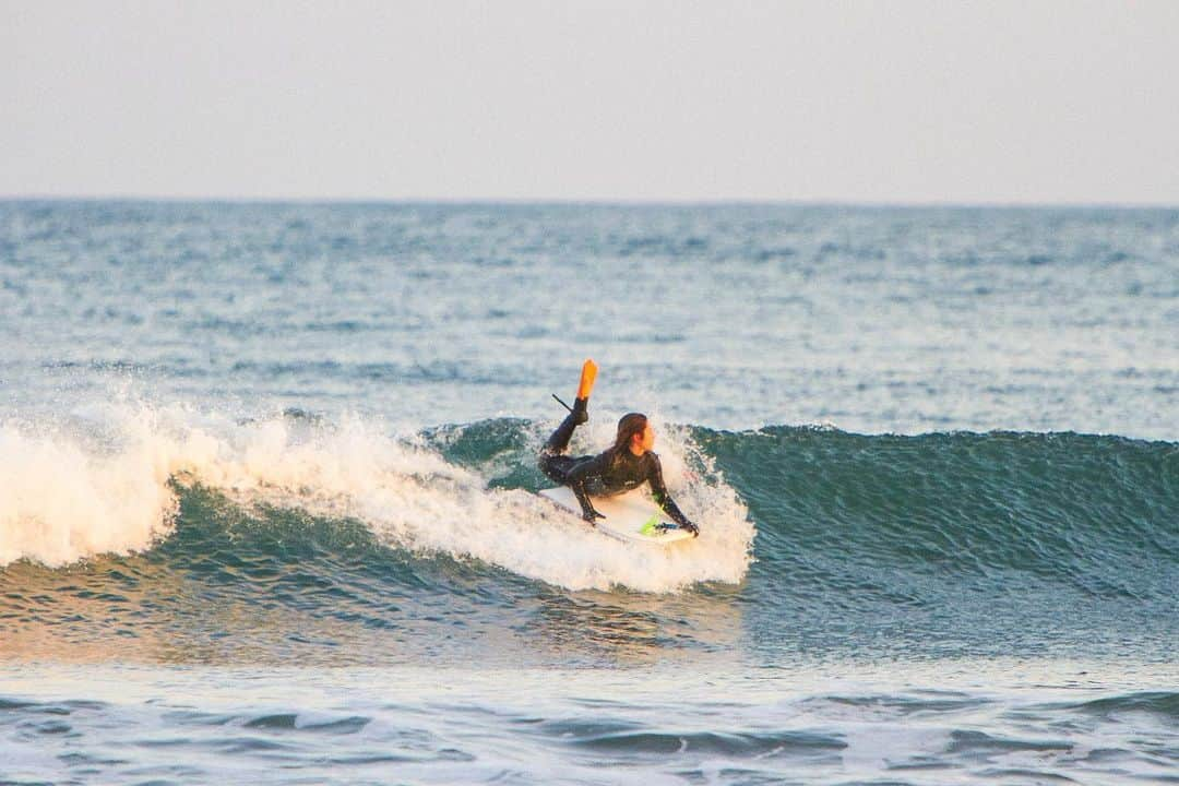 白波瀬海来さんのインスタグラム写真 - (白波瀬海来Instagram)「.  昨日は夕陽も綺麗で人も少なく波も凄くよく最高の日だった🧡相原家とも会えたし🐶  宮崎ぶりに @misspakuo さんに撮ってもらえて嬉しい〜✨ありがとうございます😌  #bodyboard #roxyjapan #roxyjapan #toolsforsurf #vertra #fparadeseaside #sabbiasurf #doughnutnecklace #fatocafe #cerfeuil #surf」1月17日 10時34分 - kyra.97