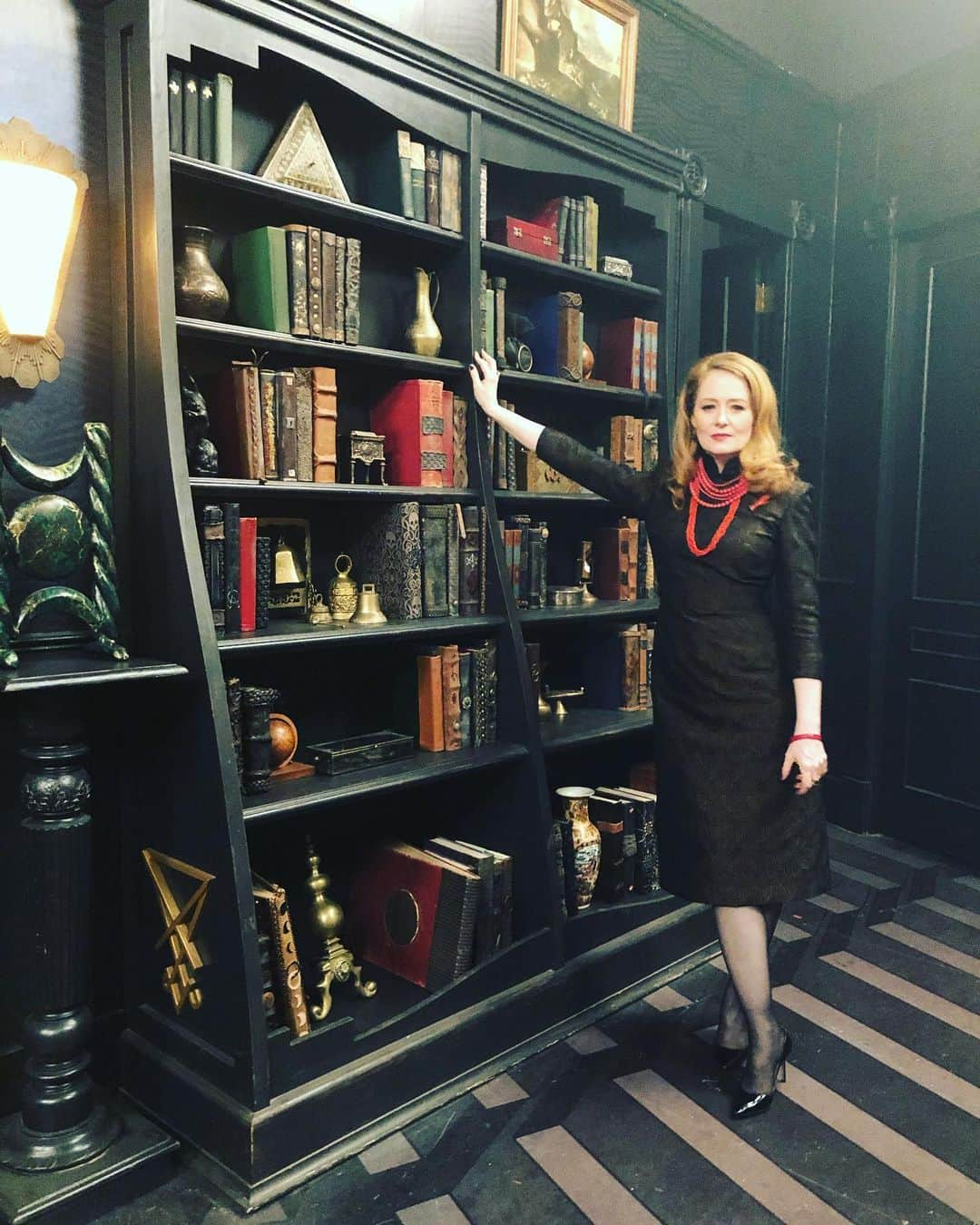 ミランダ・オットーさんのインスタグラム写真 - (ミランダ・オットーInstagram)「In my office 😂🎥 📚 #caos #sabrinanetflix」1月17日 10時46分 - miranda.otto