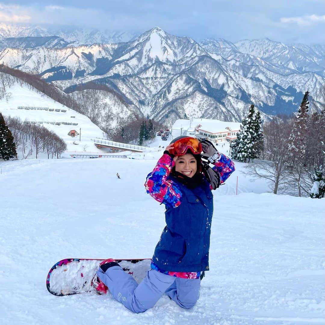 maikoのインスタグラム：「Snowboard🏂💕. @新潟の越後湯沢🐿✨. . ゲレンデも旅館も貸し切り〜☃️🏂✨. 誰もいなぃなか滑るの贅沢すぎた！ . 新潟のご飯も温泉旅館も最高に美味しくて気持ち良かったぁ☺️♨️✨. . 越後湯沢のゲレンデをいくつか滑ったけど、神立スノーが良ぃパウダー感で施設もパークも充実してて一番良かったな🏂🎿☃️💕. . 身体のA面B面強打して軽く走馬灯と人間ってなんだろう🥺？みたいになったけどANONのヘルメットとゴーグルが大活躍っ🦁⛑💕. . 早起きしていっぱぃ動ぃて、〆のラーメンもしっかり食べてベットでゴロゴロして幸せ爆発でぴた☺️♡. . #スノボー女子 #雪板女 #🏂 #snowboarding #神立高原スキー場 #神立 #越後湯沢 #温泉旅行」