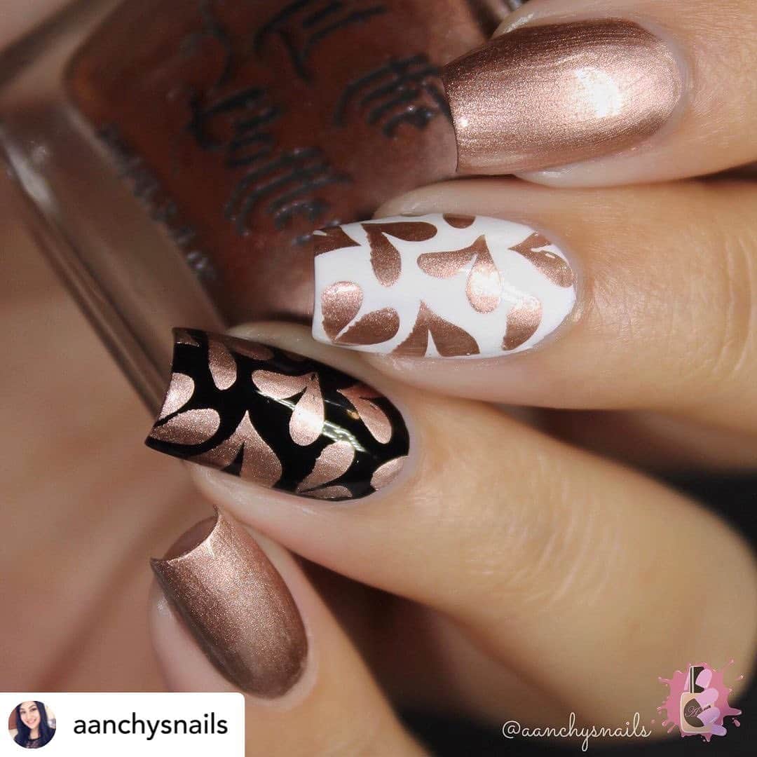 Nail Designsさんのインスタグラム写真 - (Nail DesignsInstagram)「Credit • @aanchysnails Pr| Roseglow Gold - @hit_the_bottle ⚡️  This beauty is a stunning rose gold that stamps beautifully over both dark and light colors! . . .」1月17日 10時39分 - nailartfeature