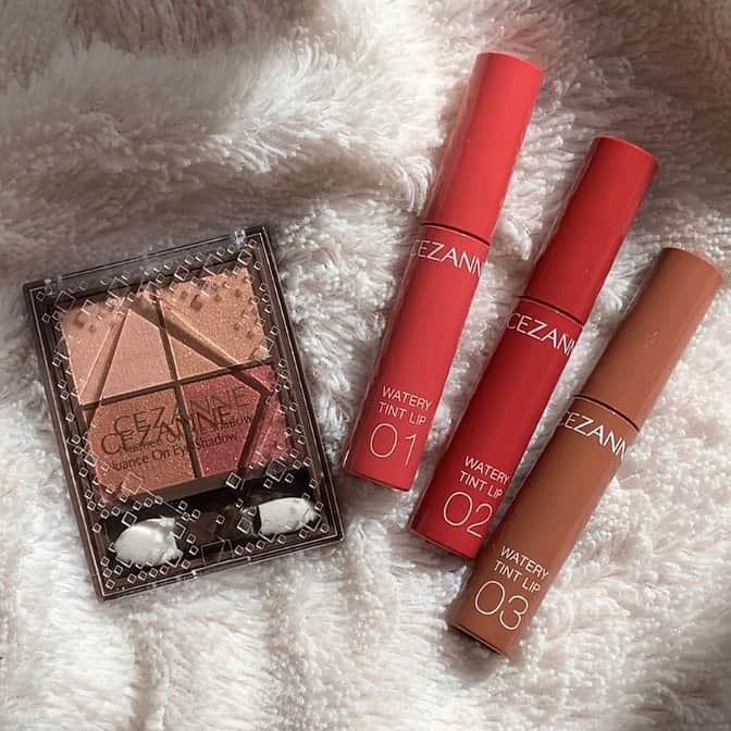 のインスタグラム：「セザンヌから色気を宿すアイシャドウ&ティントリップが登場🌹  ◆セザンヌ ニュアンスオンアイシャドウ 03 ブロンズレッド ￥680（税抜） 発売中  ニュアンスオンアイシャドウに新色「03 ブロンズレッド」が登場。 落ち着いた印象の赤みブラウンパレット。黄みと赤みのバランスが絶妙で、色を重ねるごとに深みのあるじんわり熱っぽい目元へ。左下のブロンズカラーをアイホールに塗ることでホリの深い大きな瞳に。  ◆ウォータリーティントリップ 全3色 各￥600（税抜） 1月21日発売  色移りしにくく、みずみずしい濡れツヤ感のあるティントリップが新登場。 発色とツヤが長時間続き、マスクや食器につきにくいのが嬉しい♡ オイルを水分で抱え込んだオイルinウォーター処方なので、ベタつかずしっとりと唇の潤いをキープしてくれます。  01 ナチュラルピンク　華やかでフェミニンな印象のピンク 02 コーラルレッド　洗練されたお洒落な印象のレッド 03 ベージュブラウン 落ち着いた知的な印象のブラウン ※取扱店限定   #セザンヌ  #cezanne  #セザンヌアイシャドウ  #セザンヌリップ  #プチプラコスメ  #プチプラメイク  #makeup  #bitekicom #美的プチプラコスメ」