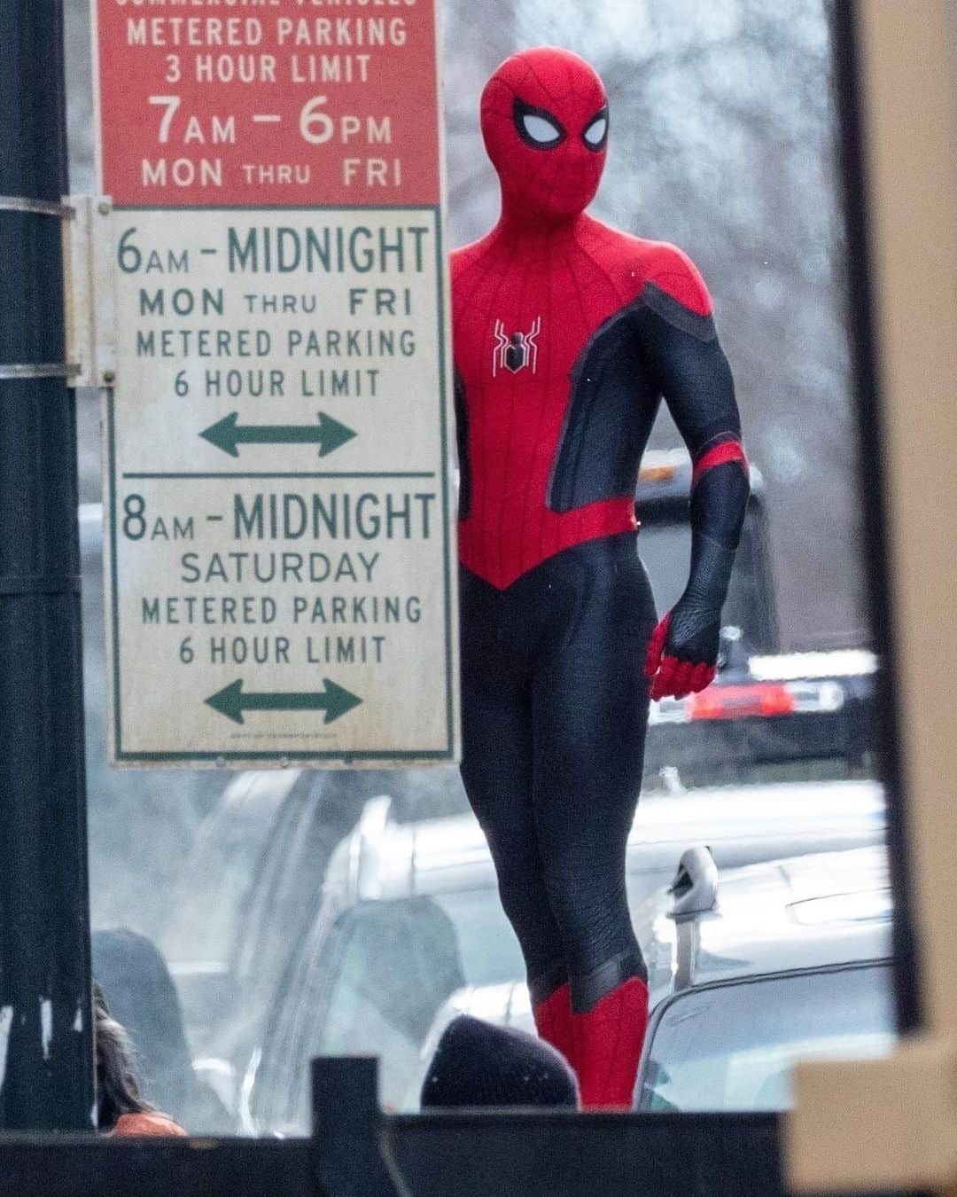 Just Jaredさんのインスタグラム写真 - (Just JaredInstagram)「@tomholland2013 is back in his @spiderman suit while filming the upcoming third @spidermanmovie! Check out more set pics on our site.  #TomHolland #SpiderMan Photos: backgrid」1月17日 10時54分 - justjared