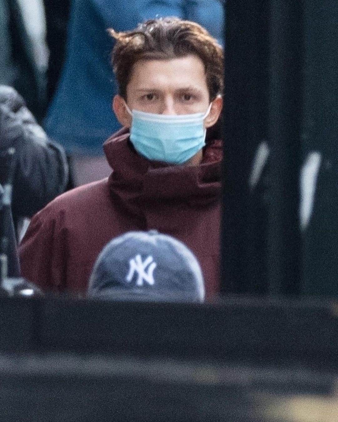 Just Jaredさんのインスタグラム写真 - (Just JaredInstagram)「@tomholland2013 is back in his @spiderman suit while filming the upcoming third @spidermanmovie! Check out more set pics on our site.  #TomHolland #SpiderMan Photos: backgrid」1月17日 10時54分 - justjared