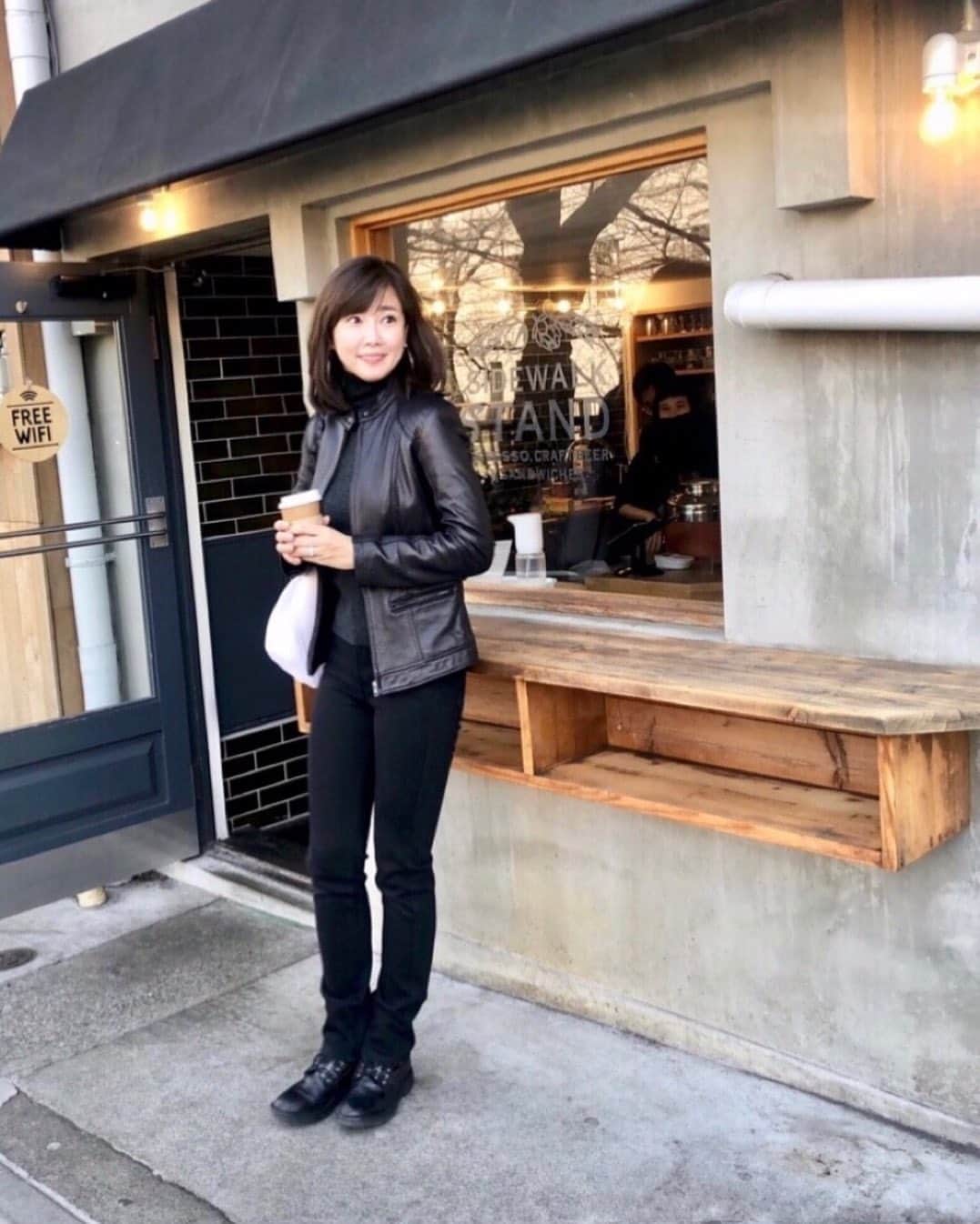 のインスタグラム：「昨日、近く通ったので 久しぶりに寄ってみた☕️ やっぱり美味しい❤️ #sidewalkstand  #中目黒 #カフェ巡り #カフェラテ #ブラックコーデ #ootd #バイクファッション」