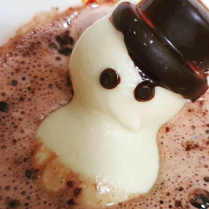 チョン・ダへのインスタグラム：「녹으면서 품고(?) 있던 마시멜로우를 내어 놓는 #멜팅스노우 핫초코   너무 귀엽고 재밌넹 (특히 아들이 엄청 좋아하네요🤣)  울라프가 들으면 기절할 작명이지만 매우 적절한 이름이구나⛄  #딸래in제주 #제주일상  #이렇게추운날엔 #핫초코가최고 #멜팅스노우핫초코 #아들목소리 #마시멜로우를낳는눈사람」