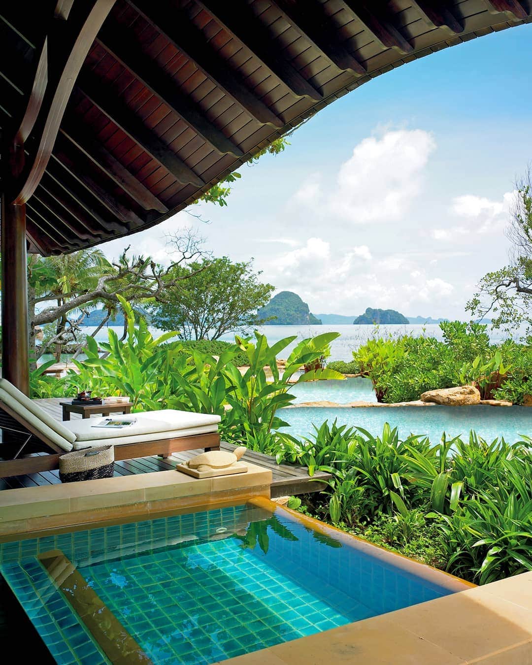 リッツ・カールトンのインスタグラム：「Seaside villas craft a coastal getaway in green at #PhulayBay, a Ritz-Carlton Reserve.」