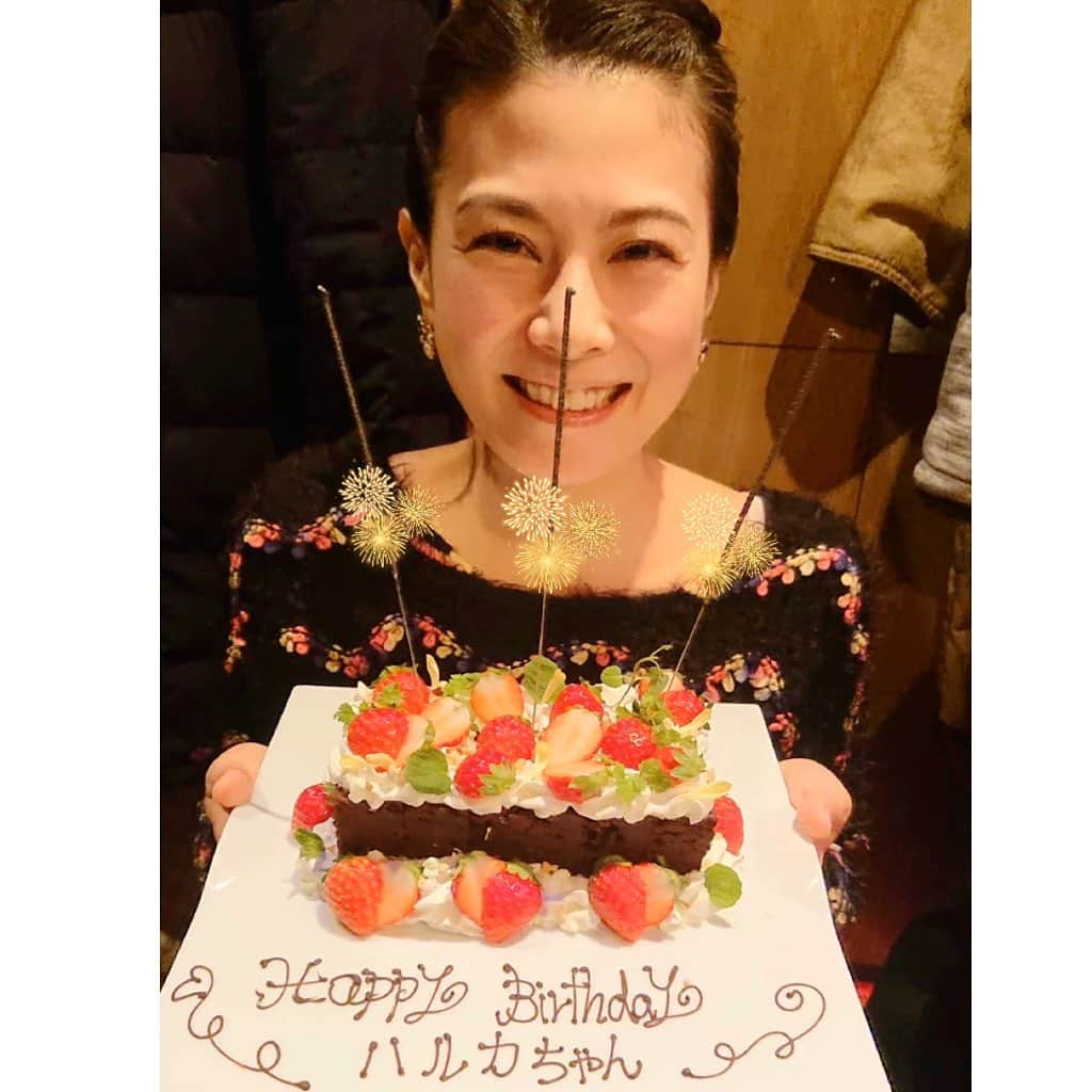 七瀬遥さんのインスタグラム写真 - (七瀬遥Instagram)「一足早く お誕生日の前祝いをしてくださいました🎂❤️サプライズ✨✨ 凄〜く嬉しかったです😆 みんな優しくて愛のある素敵な方々🥺🍀 ありがとうございます😆💖  そして今日は阪神大震災から26年が経ちます。 瓦礫の中から無傷で助かったこの命😌🍀 この地球でしっかりと自分を愛し大切にして❤️ 愛の光を届けていきます🌏💖🌈 自由に楽しく 幸せいっぱい　笑顔いっぱい😊😃😄😆😁💕🌈  #お誕生日#前祝い#1月28日生まれ#愛#光#素敵#平和#幸せ#感謝#阪神大震災#beautiful#fun#good#friend#happy#love#happiness#good#smile#tokyo#japan」1月17日 10時53分 - haruka_mh