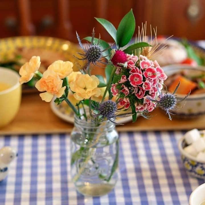 Bloomee LIFEさんのインスタグラム写真 - (Bloomee LIFEInstagram)「ランチタイムにお花を飾ってみませんか🌷？⠀ ⠀ お花を飾るだけで⠀ 手軽にカフェの雰囲気に✨⠀ ⠀ お花のあるテーブルは⠀ お料理を引き立て、彩りもプラスしてくれます🍳🌼⠀ ⠀ おうち時間がグッと楽しく、癒しの時間になりそう♪⠀ ⠀ @akitablemusic さんのお写真⠀ ⠀ #bloomeelife#ブルーミーライフ#お花の定期便#プチブーケ#サブスク#花のある生活#花好きな人と繋がりたい#おうち時間#花部#花写真#花が好き#花を飾る#暮らしを楽しむ#日々の暮らし#丁寧な暮らし#日々#お花のある暮らし#素敵な休日#暮らしを整える#くらしのきほん#日々の暮らしを楽しむ#丁寧に暮らす#おうち時間#インテリアフラワー#ナチュラルインテリア#豊かな暮らし」1月17日 11時00分 - bloomee