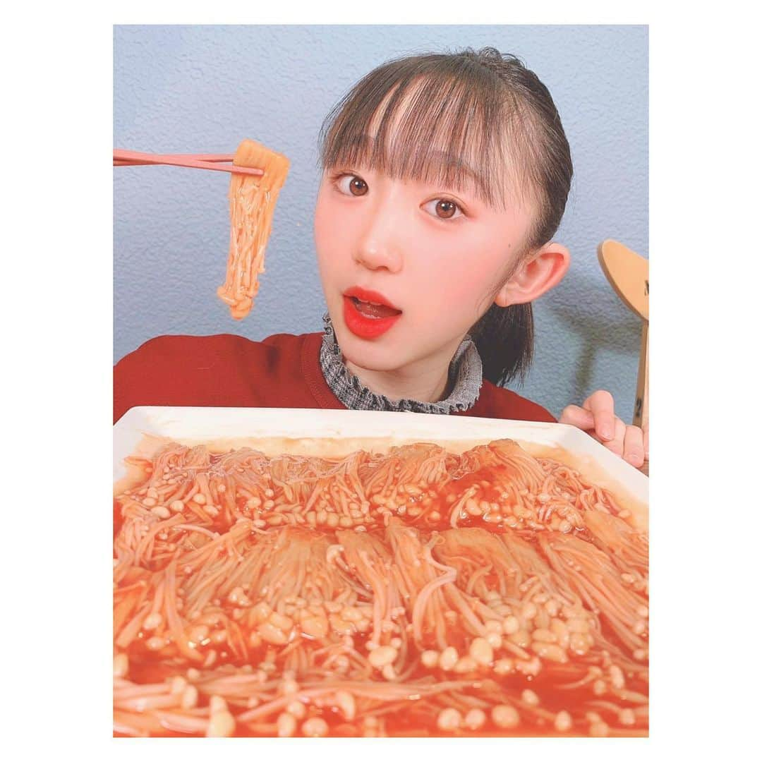 ももかさんのインスタグラム写真 - (ももかInstagram)「今日の動画はずっとやりたかったやつー🍄🍄🍄🥢 ・ ・ ・ ハプニングもあったけど、めちゃ楽しかった🤍 ・ ・ ・ 美味しいから作ってみてねー♪ #asmr  #モッパン  #韓国えのき #韓国料理　 #ピリ辛えのき #赤いえのき #cooking #ももかcooking #ももかチャンネル #youtube」1月17日 11時07分 - momoka_ch