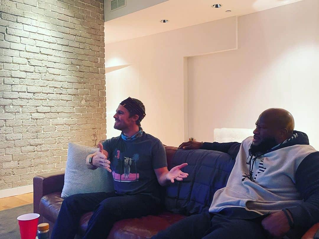 スティーヴン・アメルのインスタグラム：「Nobody on the cast of Heels knows shit about football. But in an effort to be a leader, I’m trying to teach them.」