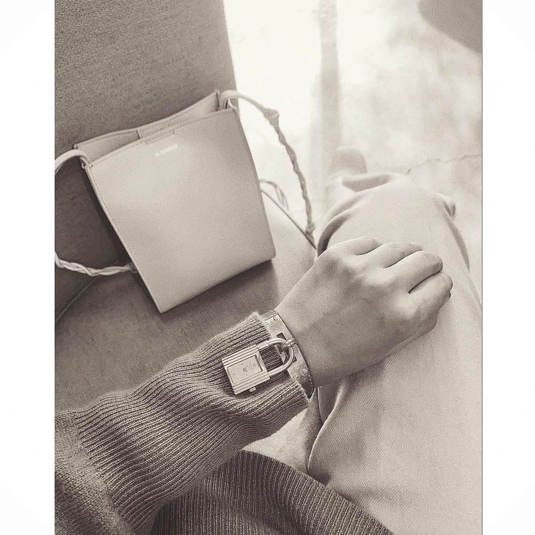 猪鼻ちひろのインスタグラム：「🕰🤎☕️ きのうの東京はあったかくて、 なんとアイスラテのLサイズ😛 vintageのHERMESの時計は ブレスレットとしてずっとつけてる♡ @hermes @ameri_omotesando  #ちひろのお洋服 #ここだけの話 #時間は携帯で見てる #もしかして時間合ってない？☺️」