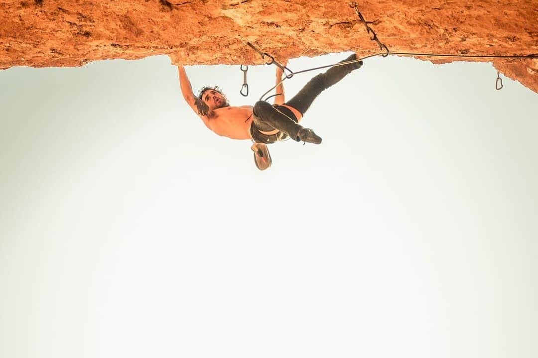 ジョー・キンダーさんのインスタグラム写真 - (ジョー・キンダーInstagram)「It was roughly 2008 Dave Graham and Chris Sharma both suggested that I try harder routes that I couldn’t “just send”. To me this sounded lame because in my mind I was living the life of a professional climber and I needed to produce in order to show for the privilege that I had. To me being a pro climber included sending, reporting, and telling stories to whoever was listening.  I’ve always listened to Chris & Dave so I figured I should entertain their ideas.  In 2010 I bolted out the ceiling of the Hurricave and started trying the monster.  We were living in a house below the cliff which made for easy access and turned into a 6 week high-charged campaign. The best I could do back then was to climb it in three sections/two hangs. There was really no possibility of sending and the outcome was a creation of something bigger than me and something for my future.   For 8 years I traveled the world, met amazing people, did my best to tell stories and spread positive influence. Mainly I was living my dream.  After losing my career a lot of the values in my climbing became clearer. I love climbing, giving back to climbing, and I love the lessons it teaches me.   Last year I started to try again. I brushed the dust off (literally), rebolted sections and figured out adult beta. I got close but no send, and that was OK.  This year, after another six weeks of efforts, fatigue, and some real head-fucks I sent the route. It was one of those usual situations where you don’t expect it and then all of a sudden you connect with those holds you’ve fallen off so many times. I remember a mini explosion occurred in my mind and being in disbelief while hanging at the anchor. I almost cried as it’s the end of a story.   ...continued in comments below...」1月17日 11時13分 - joekinder