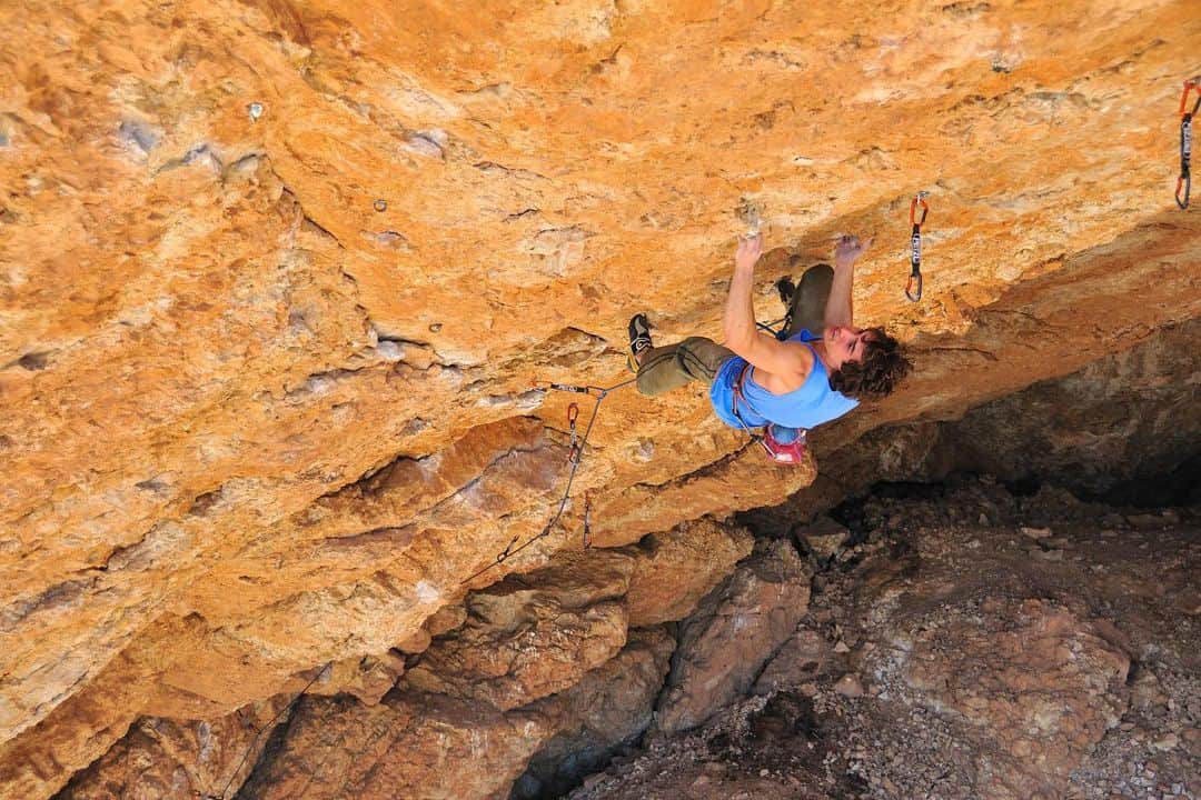 ジョー・キンダーさんのインスタグラム写真 - (ジョー・キンダーInstagram)「It was roughly 2008 Dave Graham and Chris Sharma both suggested that I try harder routes that I couldn’t “just send”. To me this sounded lame because in my mind I was living the life of a professional climber and I needed to produce in order to show for the privilege that I had. To me being a pro climber included sending, reporting, and telling stories to whoever was listening.  I’ve always listened to Chris & Dave so I figured I should entertain their ideas.  In 2010 I bolted out the ceiling of the Hurricave and started trying the monster.  We were living in a house below the cliff which made for easy access and turned into a 6 week high-charged campaign. The best I could do back then was to climb it in three sections/two hangs. There was really no possibility of sending and the outcome was a creation of something bigger than me and something for my future.   For 8 years I traveled the world, met amazing people, did my best to tell stories and spread positive influence. Mainly I was living my dream.  After losing my career a lot of the values in my climbing became clearer. I love climbing, giving back to climbing, and I love the lessons it teaches me.   Last year I started to try again. I brushed the dust off (literally), rebolted sections and figured out adult beta. I got close but no send, and that was OK.  This year, after another six weeks of efforts, fatigue, and some real head-fucks I sent the route. It was one of those usual situations where you don’t expect it and then all of a sudden you connect with those holds you’ve fallen off so many times. I remember a mini explosion occurred in my mind and being in disbelief while hanging at the anchor. I almost cried as it’s the end of a story.   ...continued in comments below...」1月17日 11時13分 - joekinder